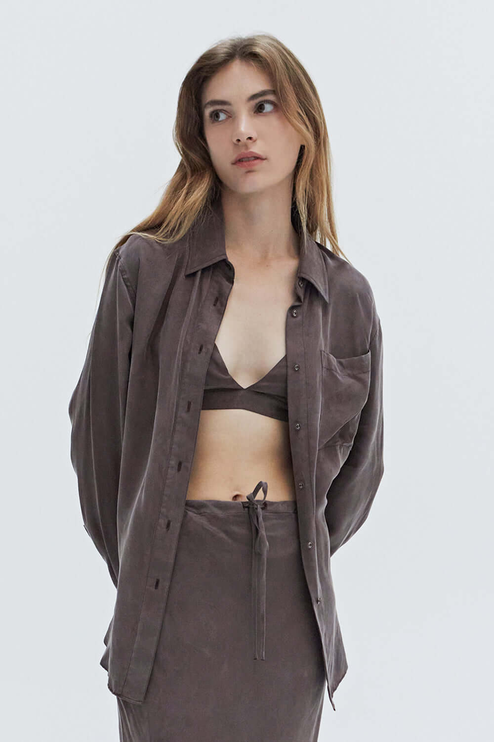 Ensemble deux pièces brassière et chemise boutonnée en cupro, coloris expresso