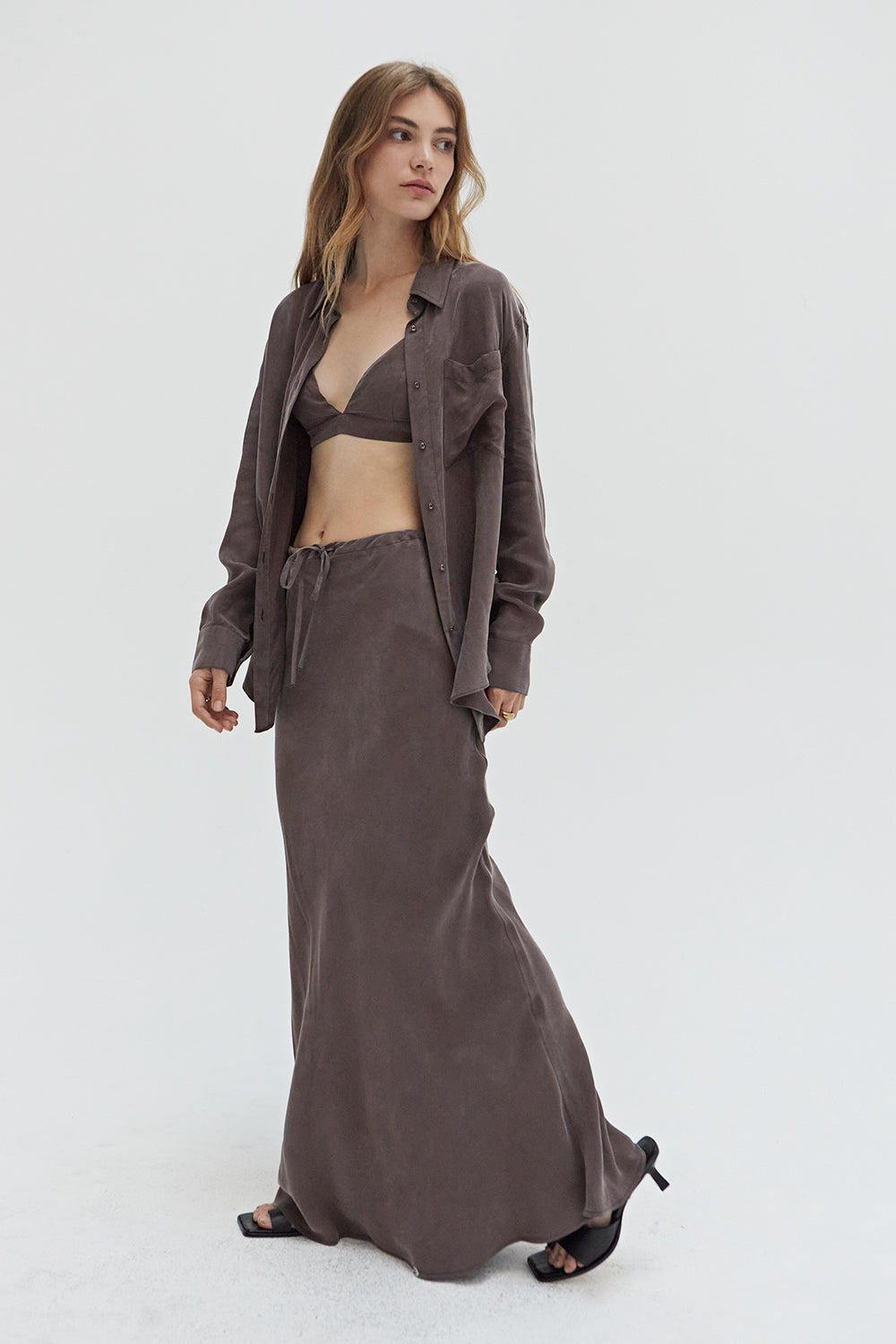 Ensemble deux pièces brassière et chemise boutonnée en cupro, coloris expresso