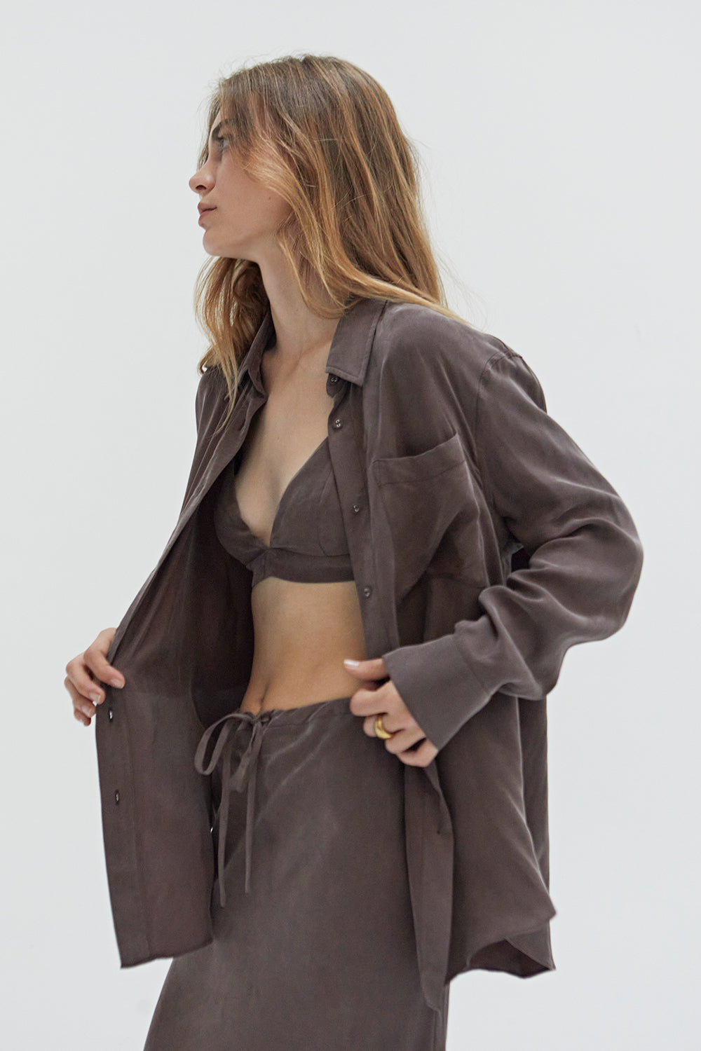 Ensemble deux pièces brassière et chemise boutonnée en cupro, coloris expresso