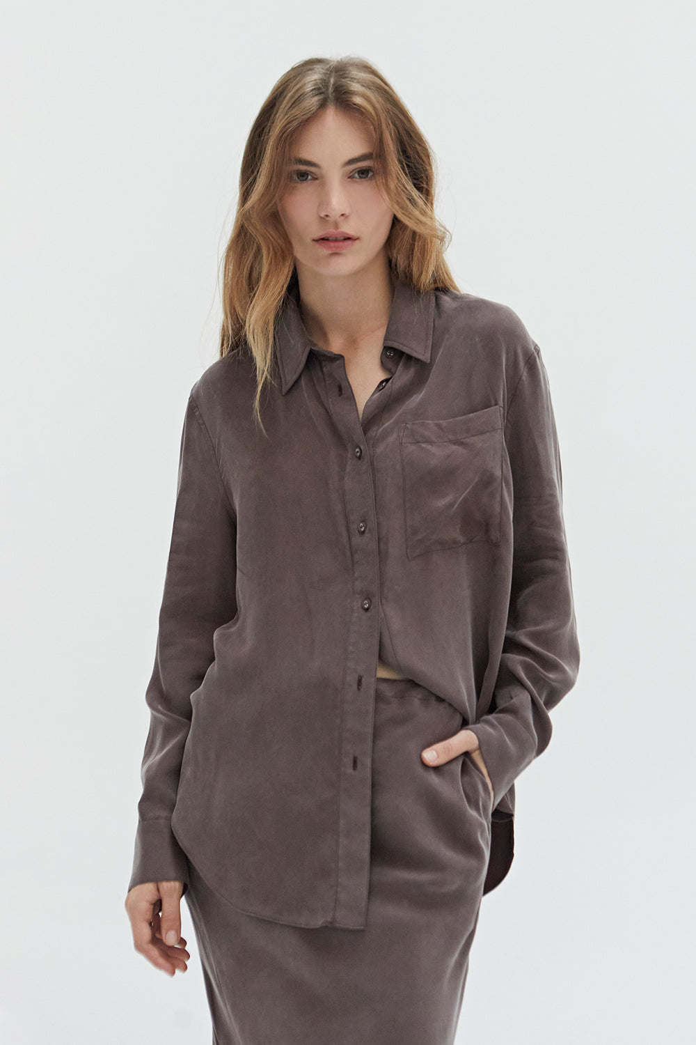 Ensemble deux pièces brassière et chemise boutonnée en cupro, coloris expresso