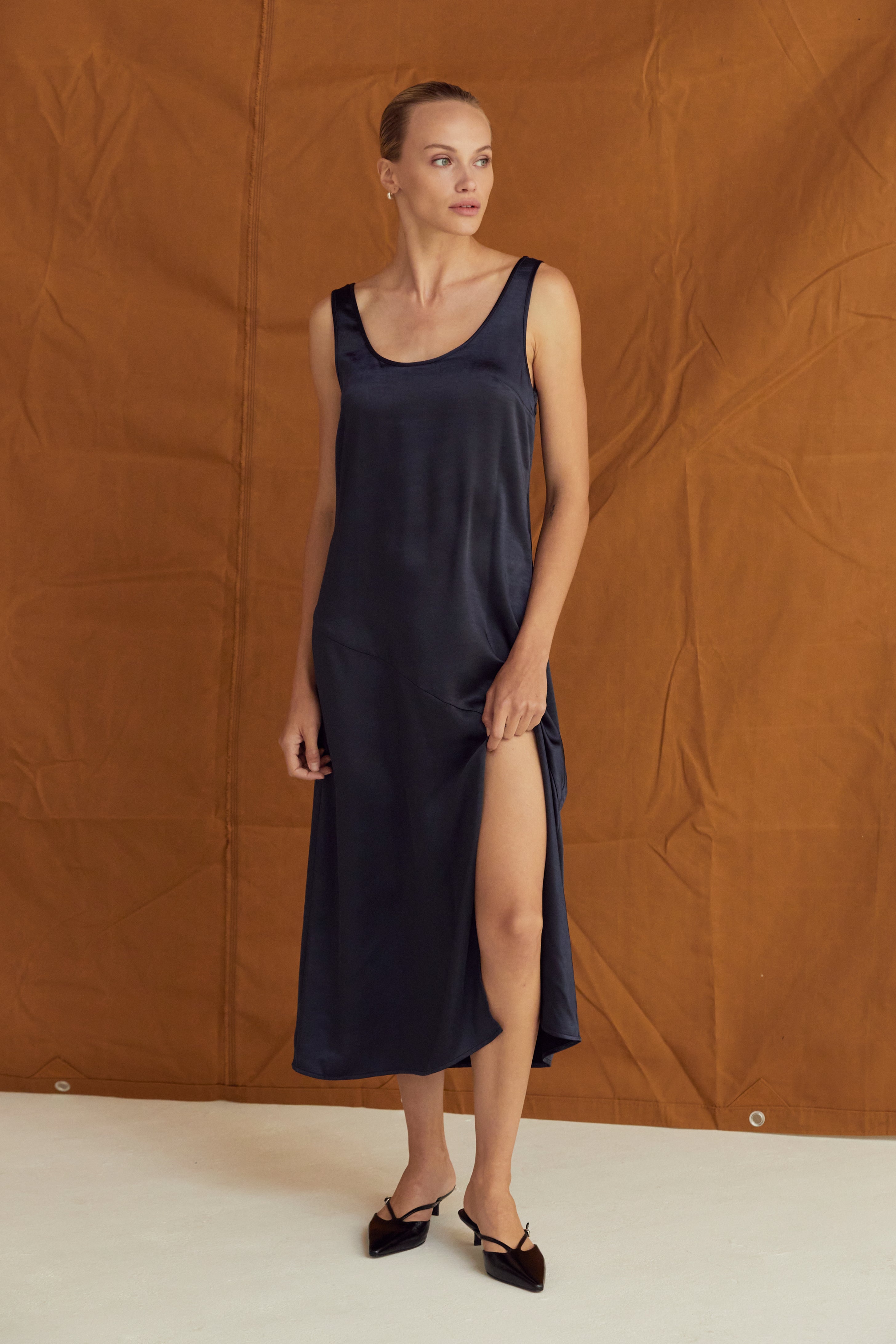 Robe midi débardeur en satin froissé