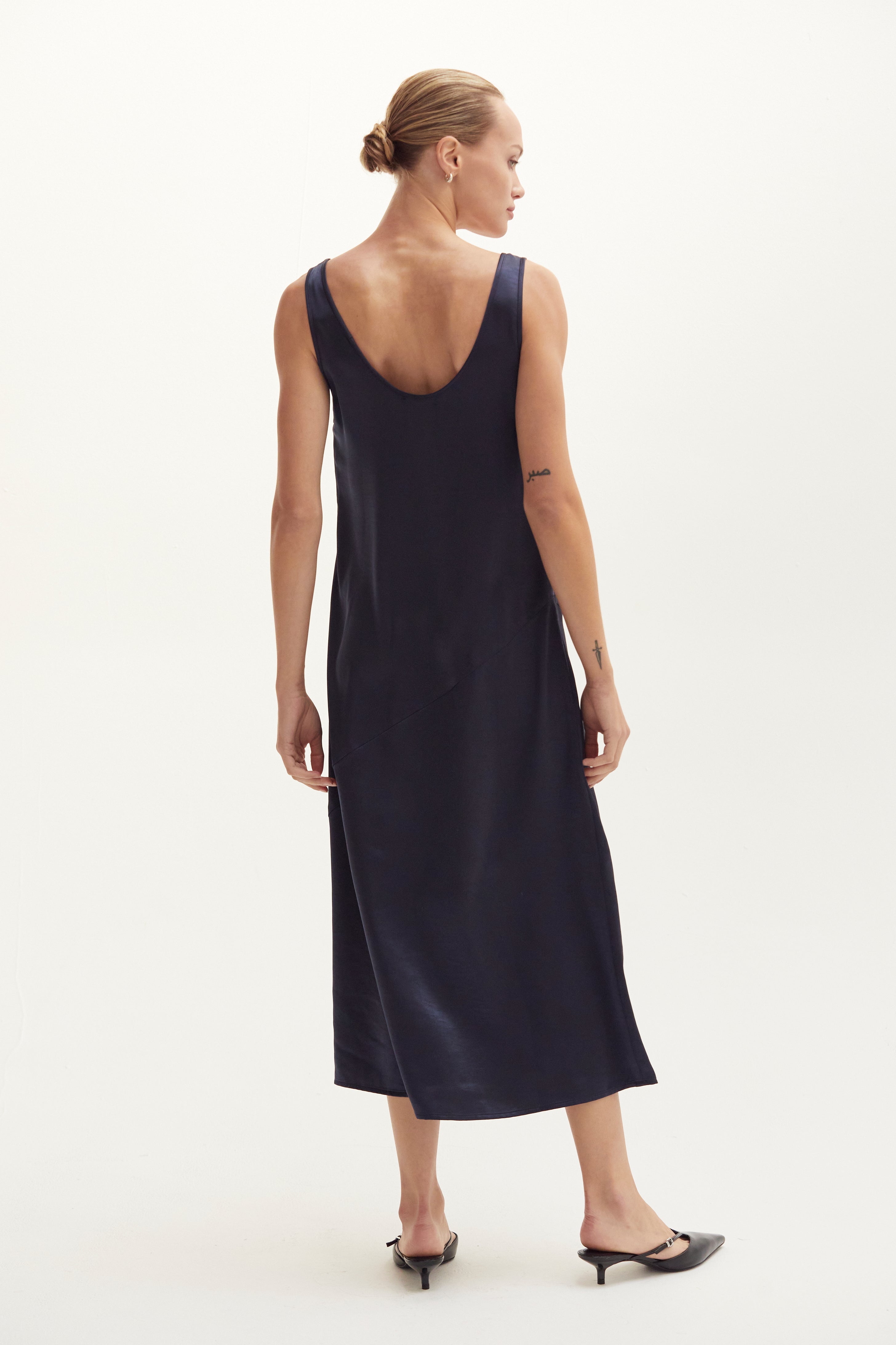 Robe midi débardeur en satin froissé