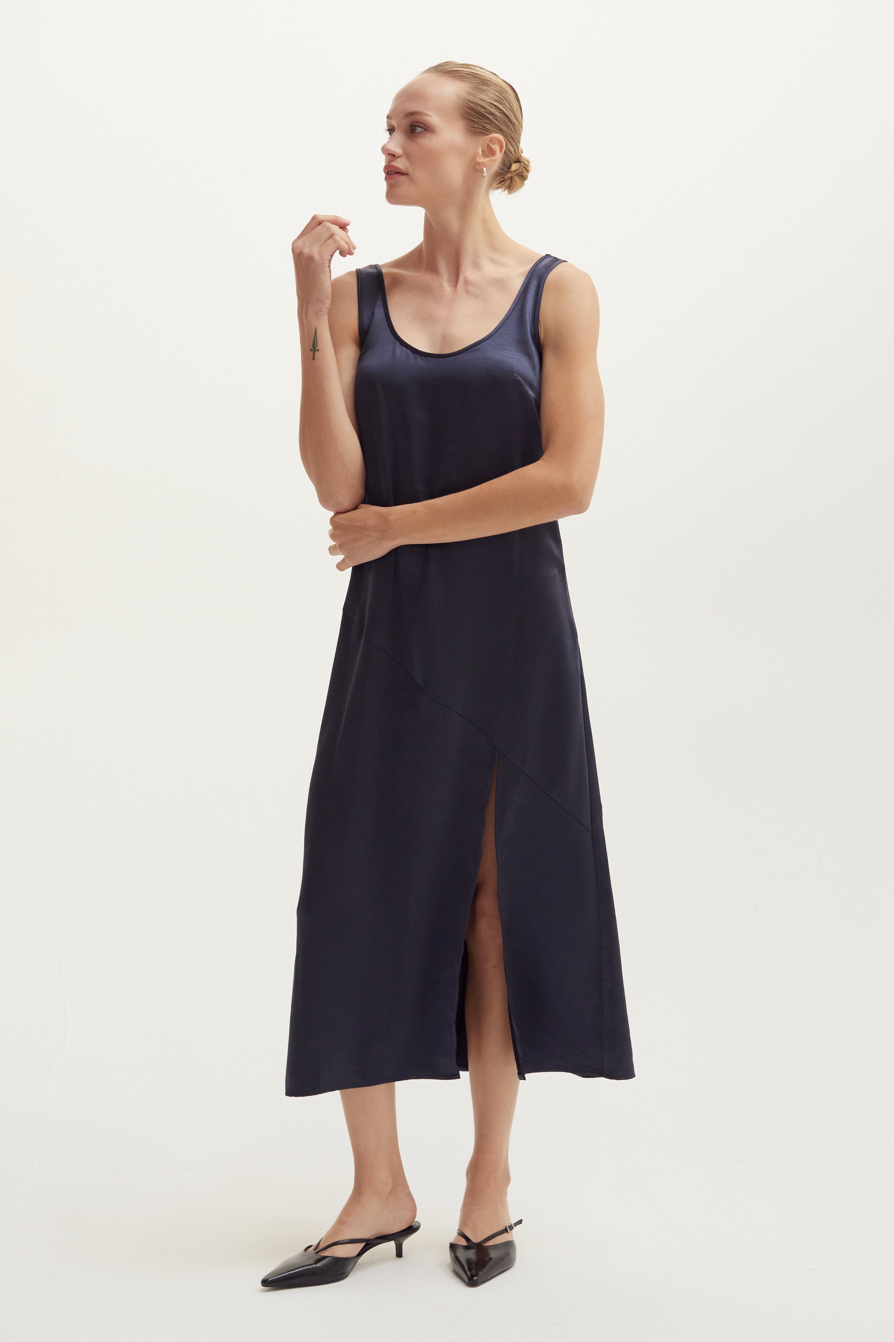 Robe midi débardeur en satin froissé