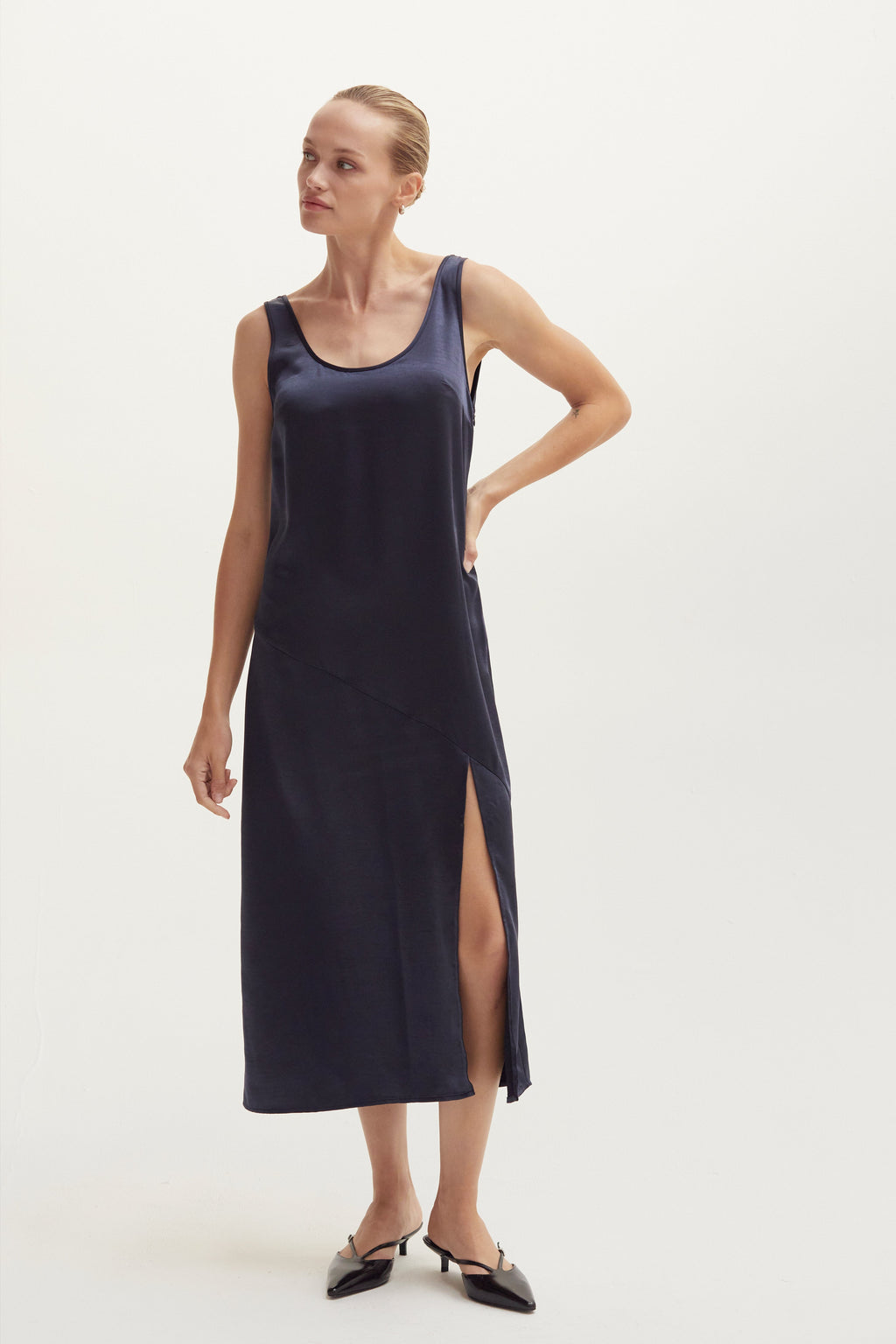 Robe midi débardeur en satin froissé