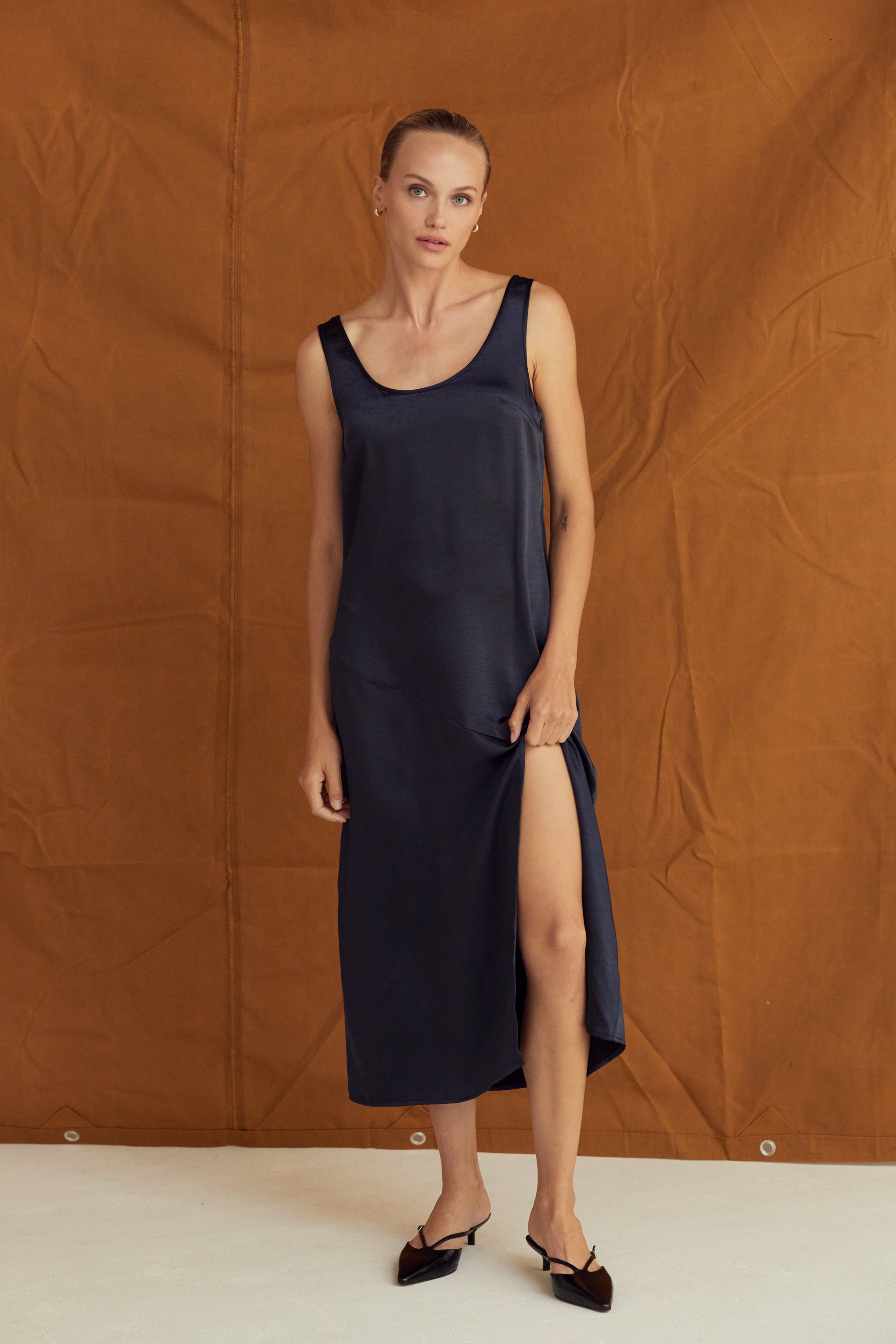 Robe midi débardeur en satin froissé