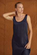 Robe midi débardeur en satin froissé