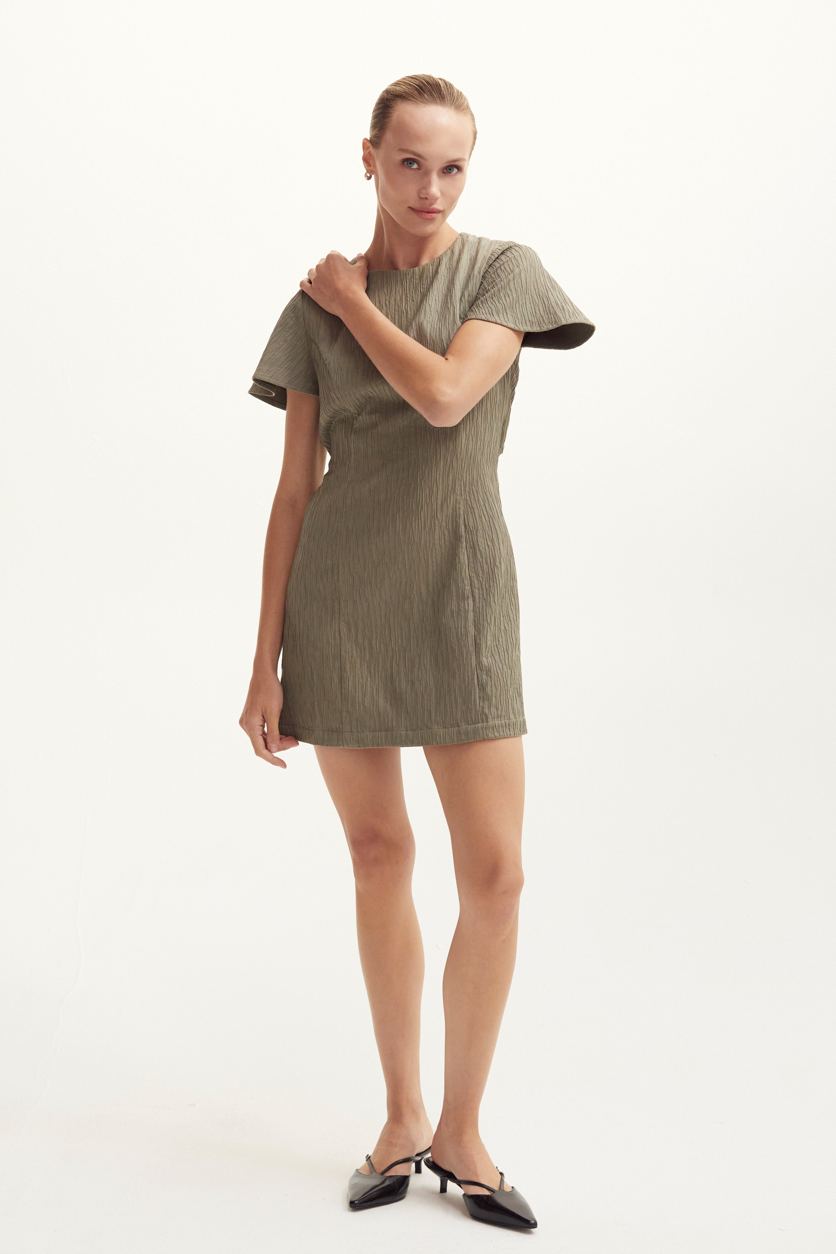 Robe courte texturée avec découpe au dos