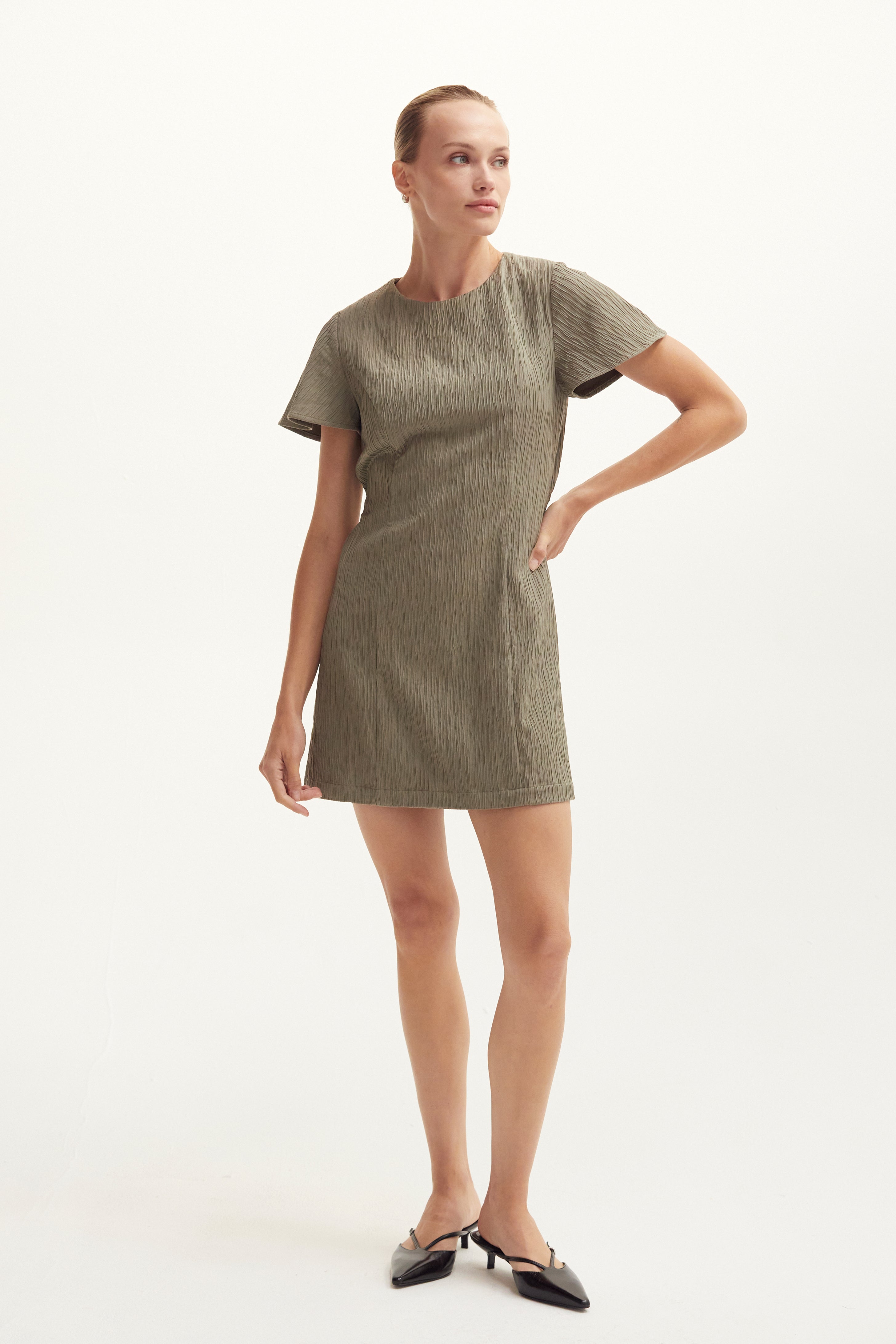 Robe courte texturée avec découpe au dos