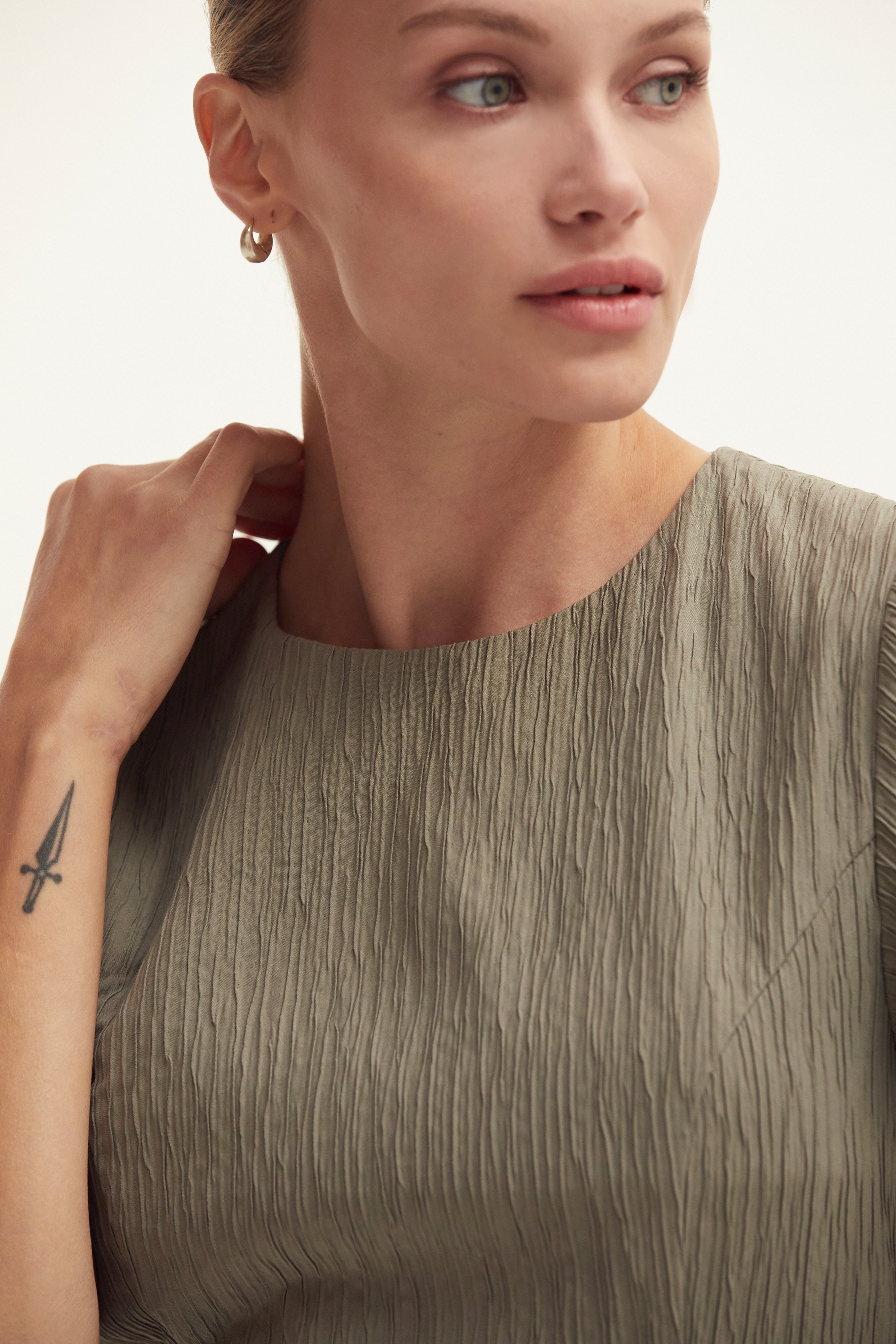 Robe courte texturée avec découpe au dos
