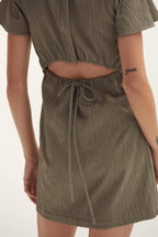 Robe courte texturée avec découpe au dos