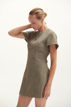 Robe courte texturée avec découpe au dos