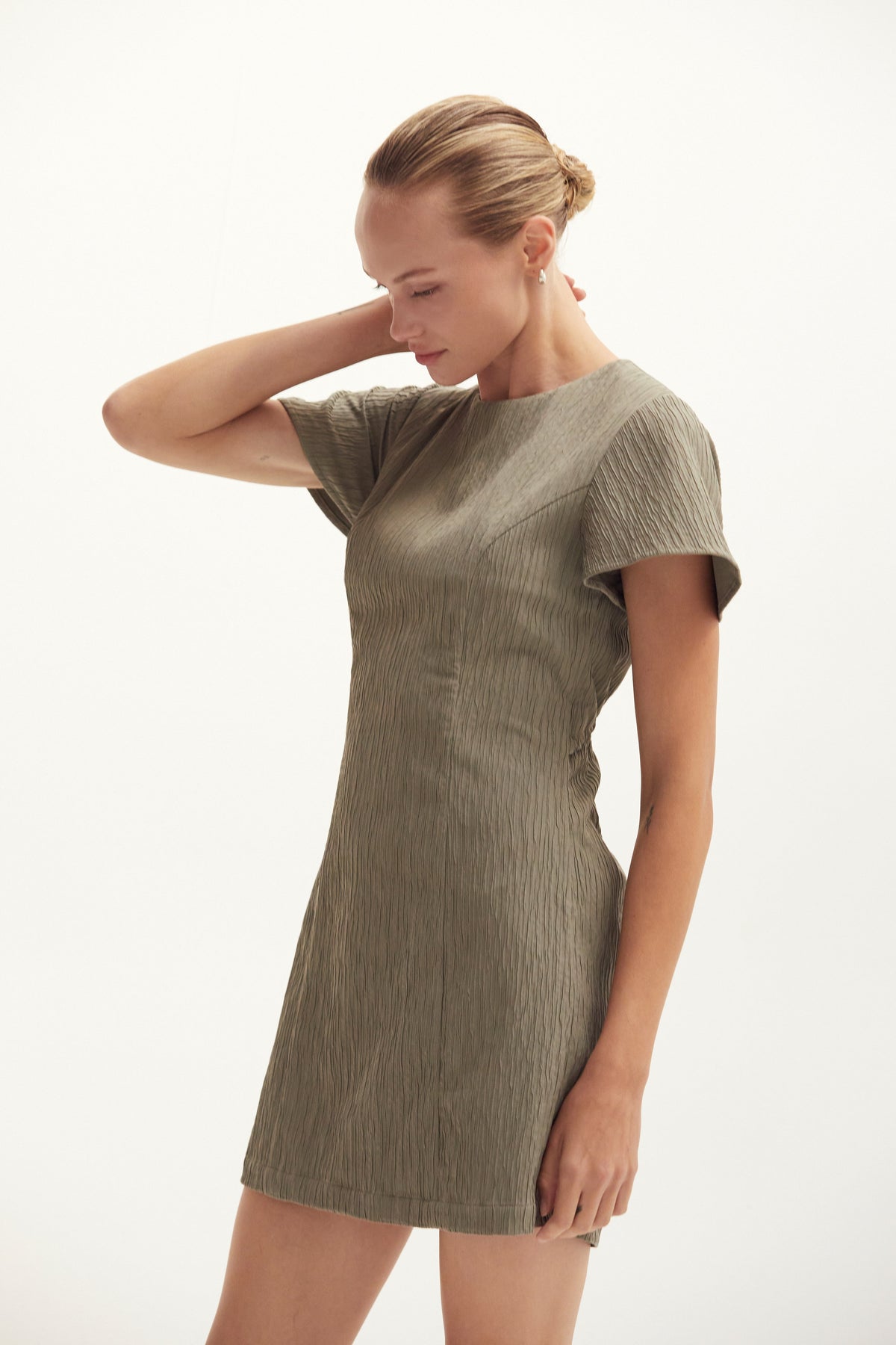 Robe courte texturée avec découpe au dos
