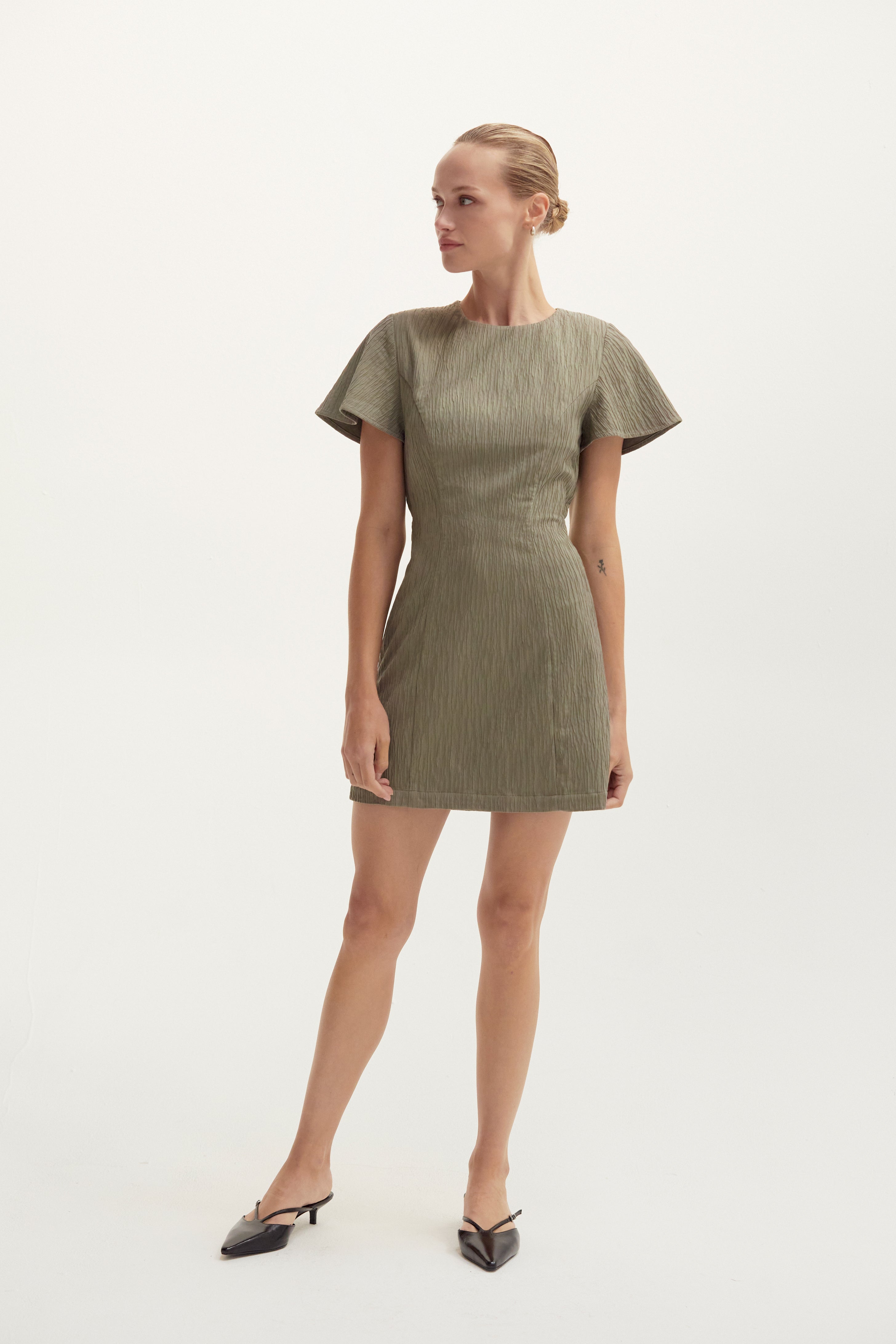 Robe courte texturée avec découpe au dos