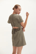Robe courte texturée avec découpe au dos