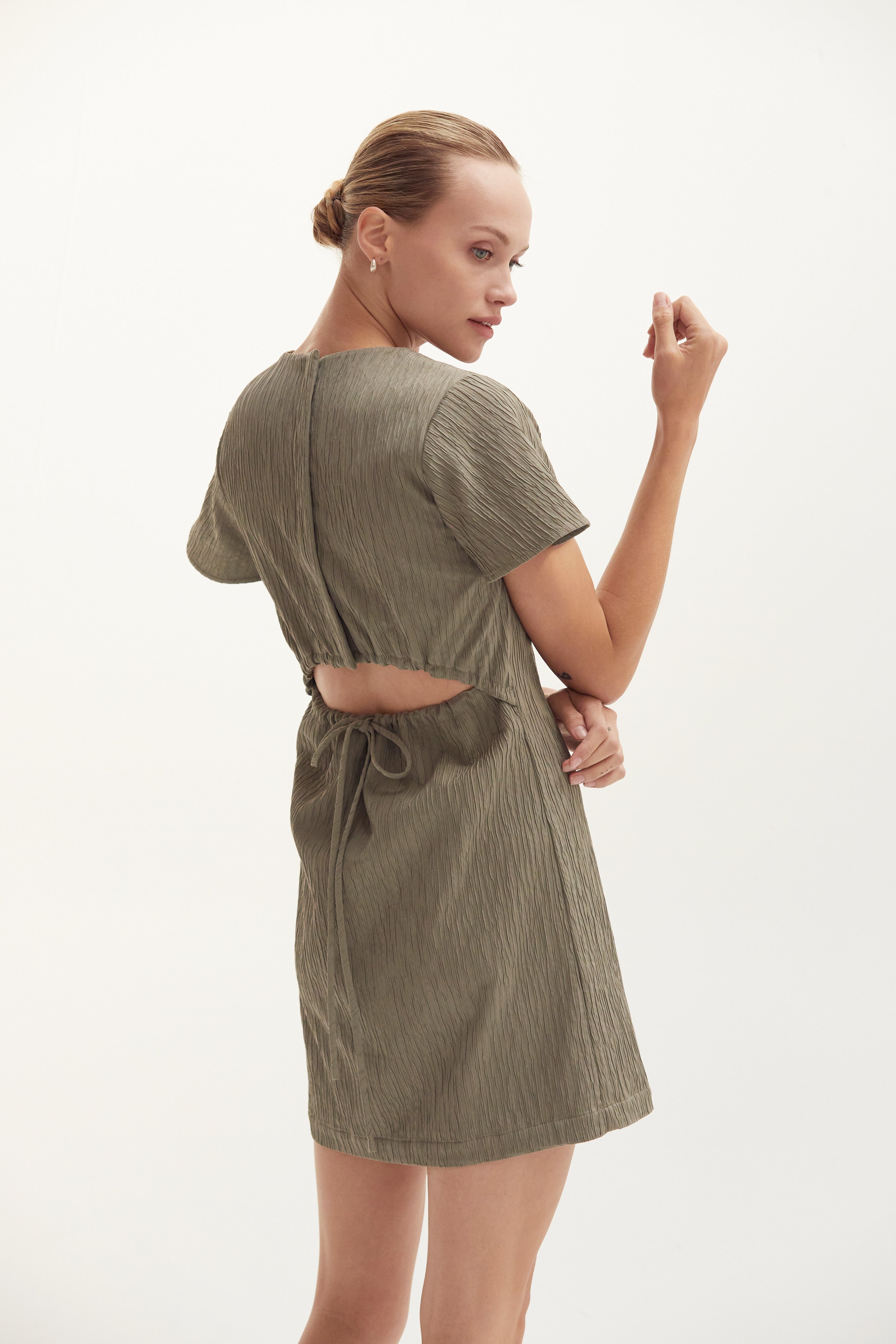 Robe courte texturée avec découpe au dos