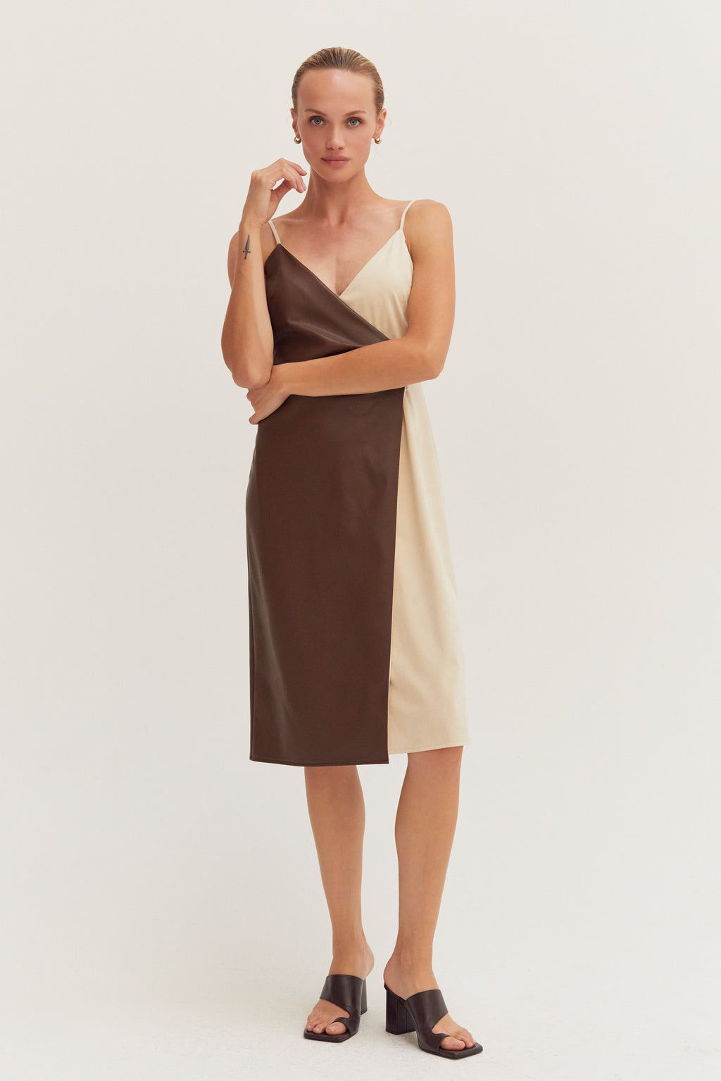 Robe midi portefeuille en techniques mixtes