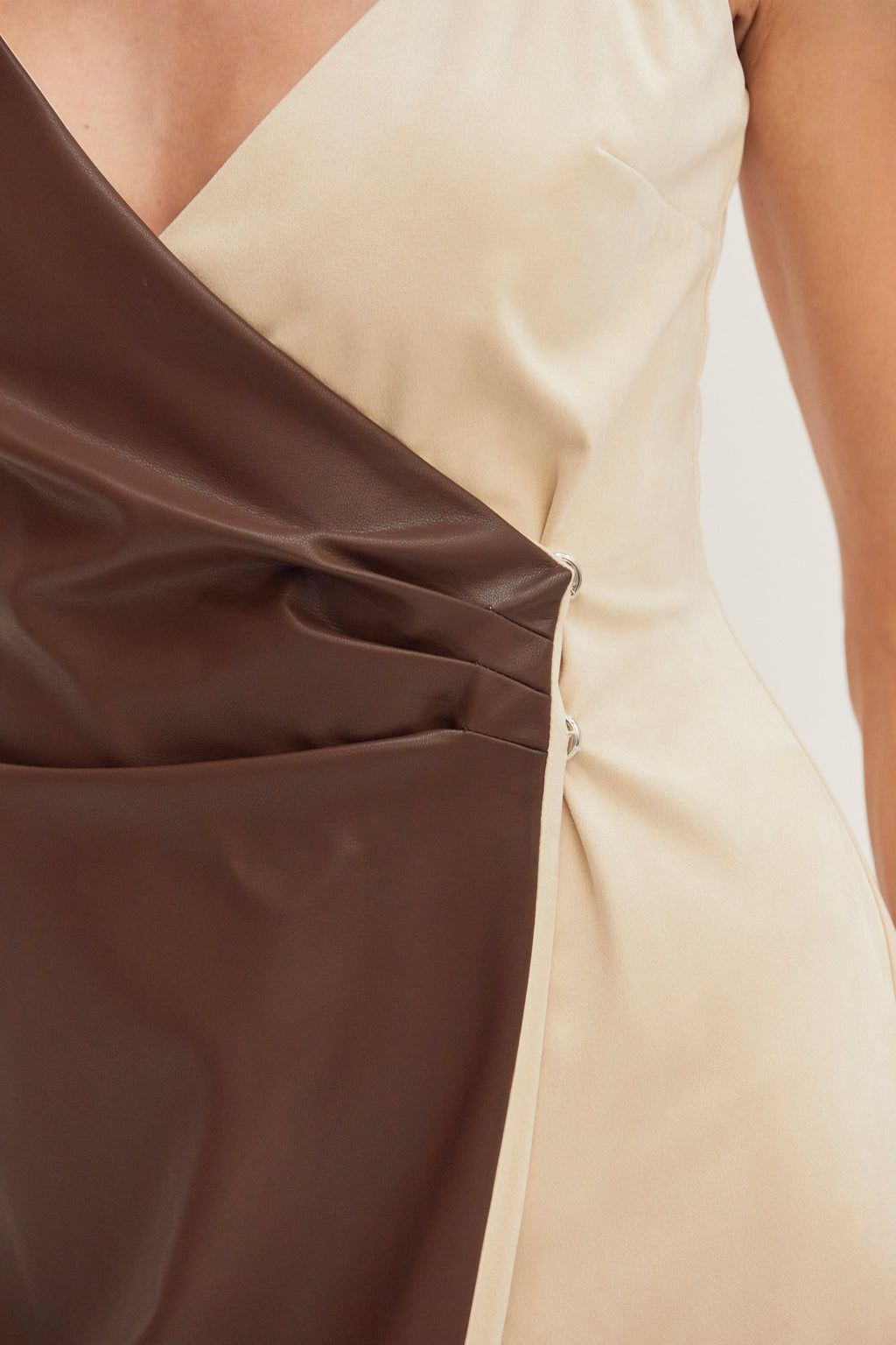 Robe midi portefeuille en techniques mixtes