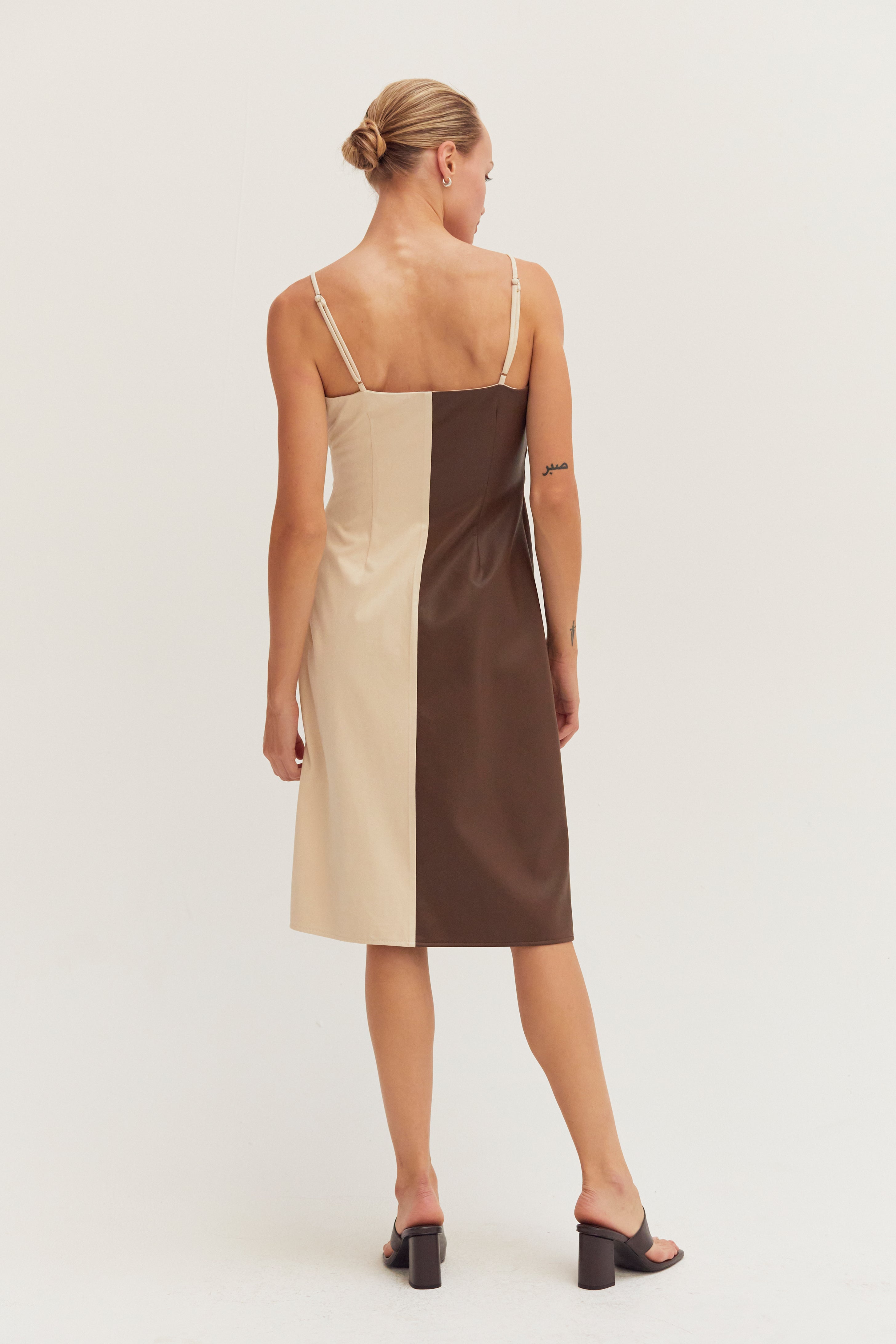 Robe midi portefeuille en techniques mixtes