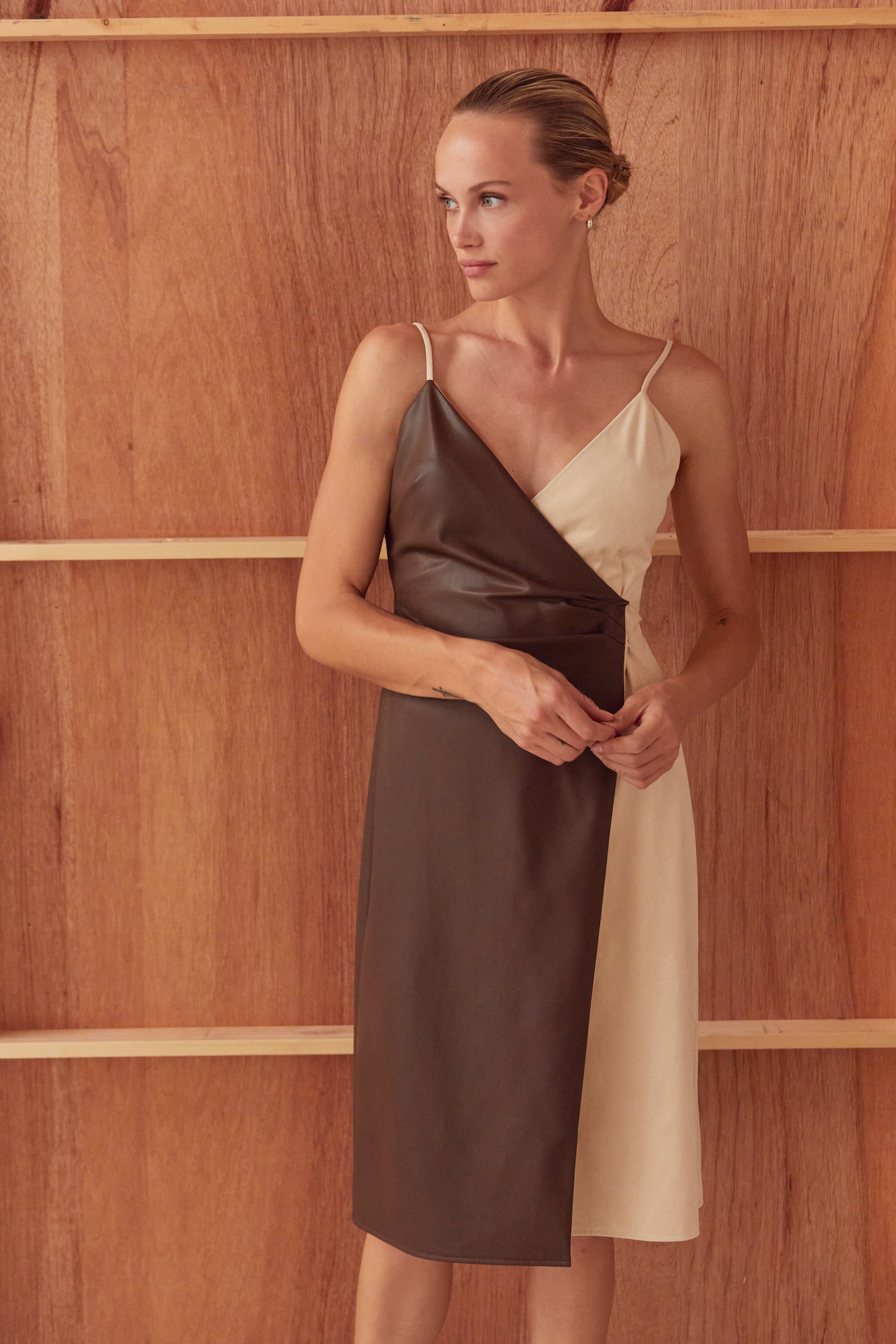 Robe midi portefeuille en techniques mixtes