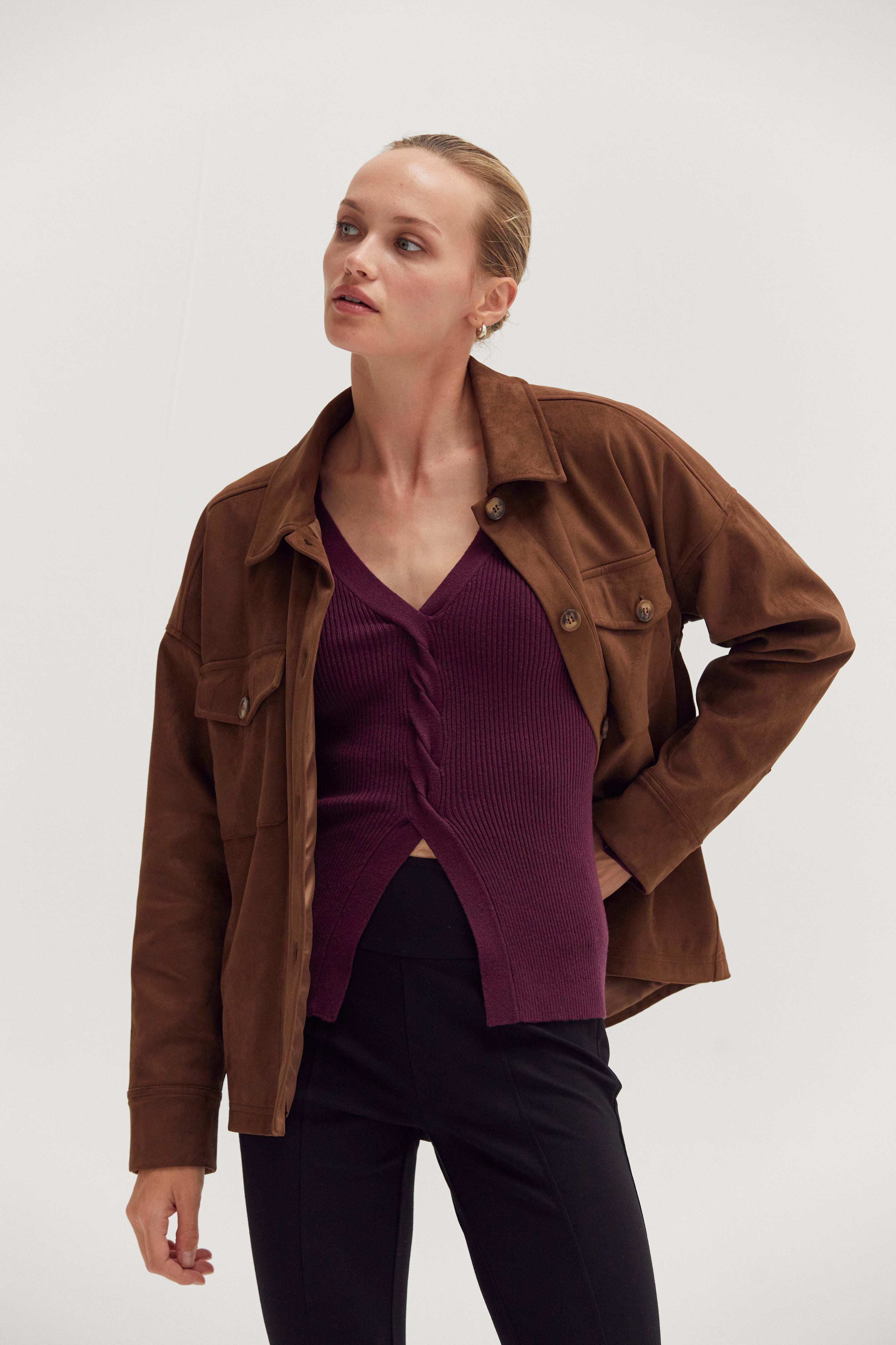 Chemisier-veste boutonnée en faux suède avec poches plaquées