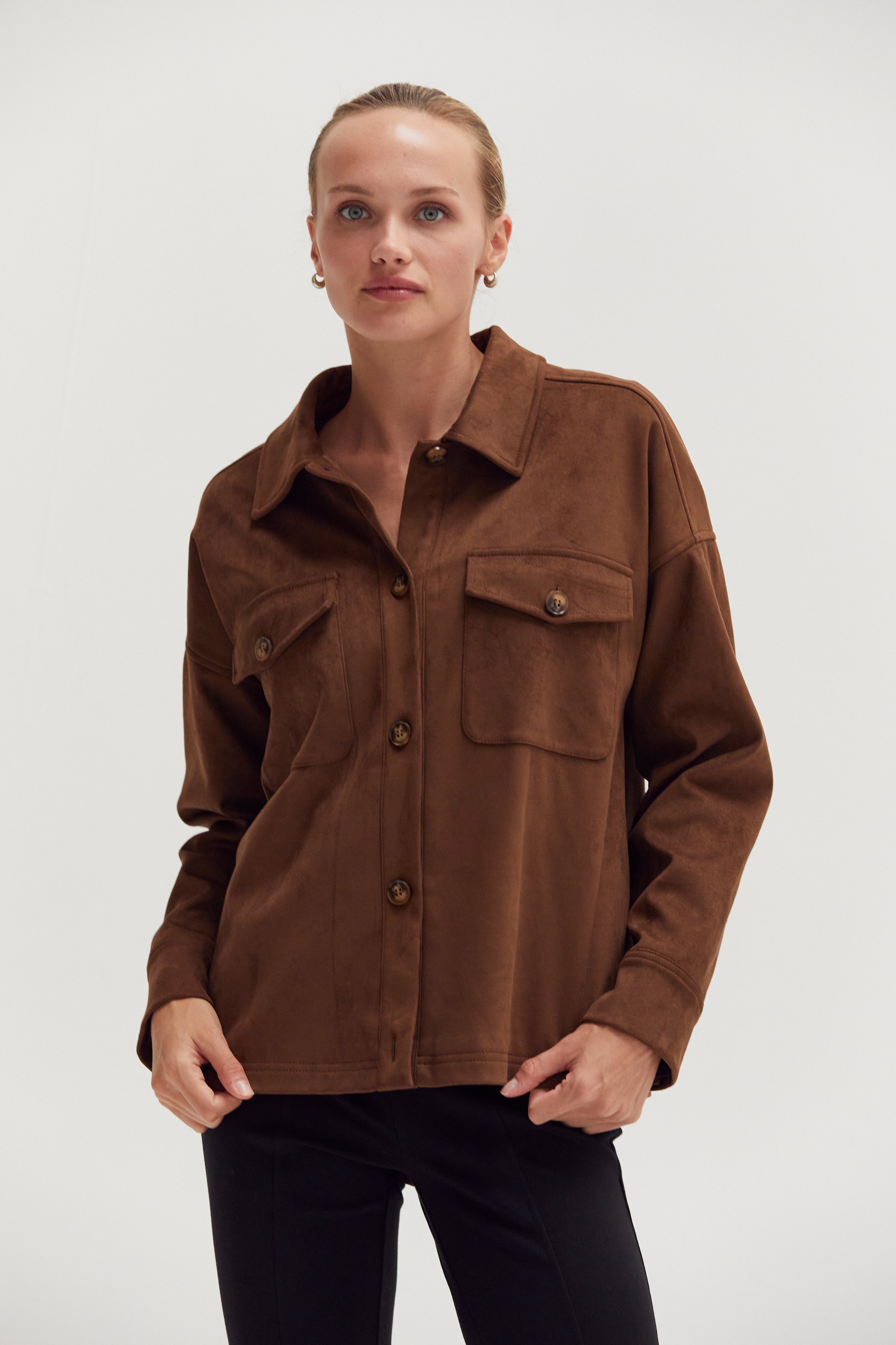 Chemisier-veste boutonnée en faux suède avec poches plaquées
