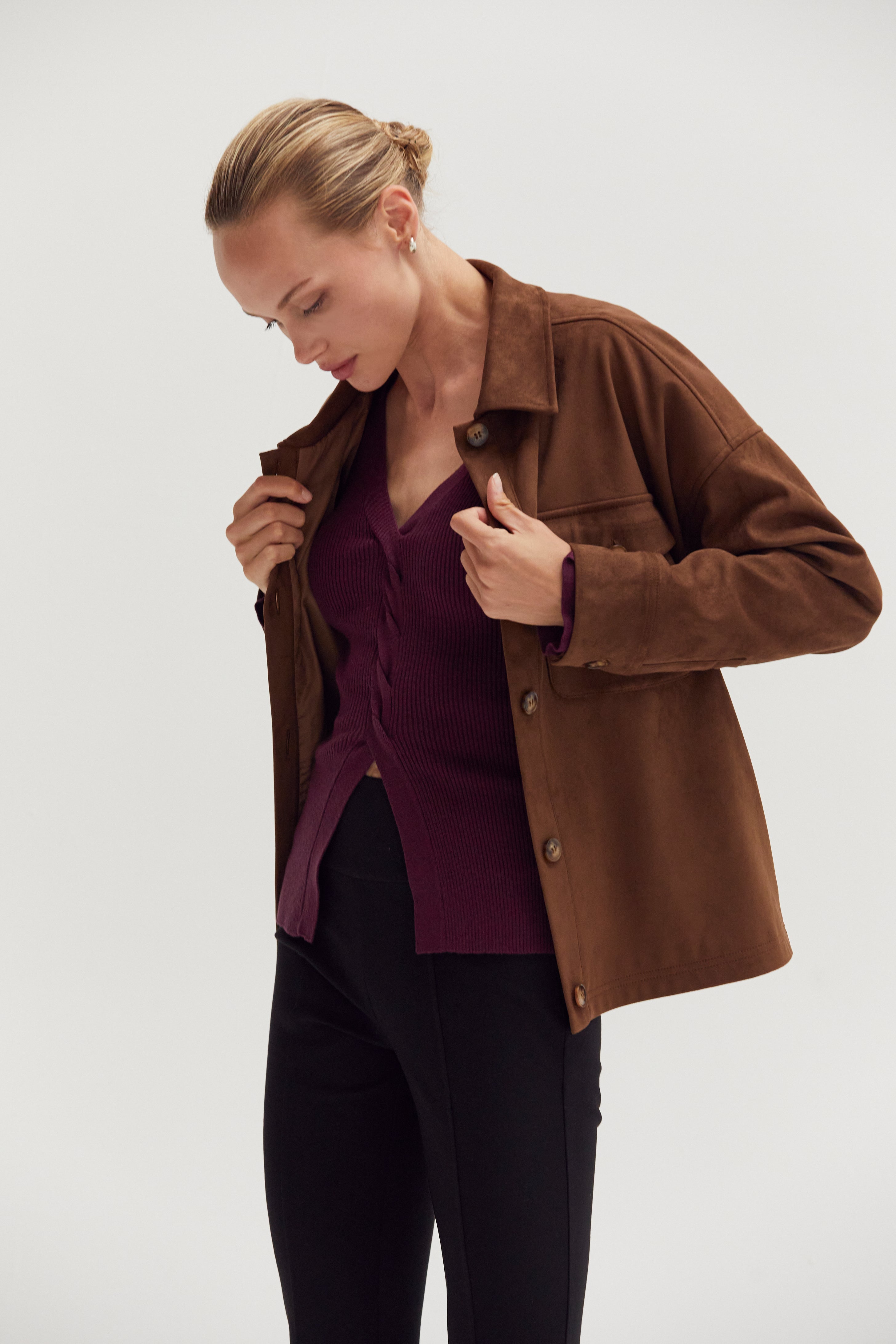 Chemisier-veste boutonnée en faux suède avec poches plaquées