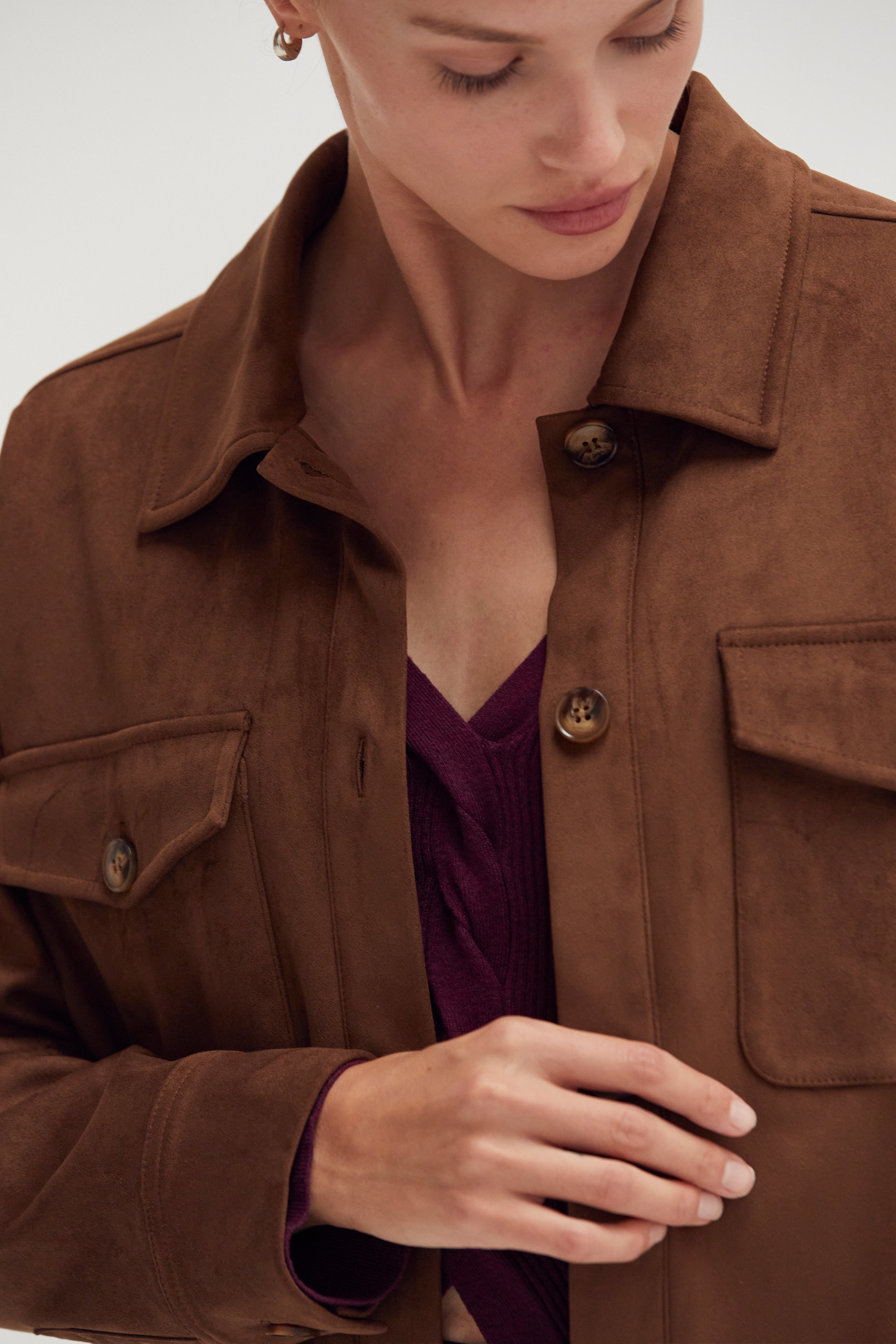 Chemisier-veste boutonnée en faux suède avec poches plaquées