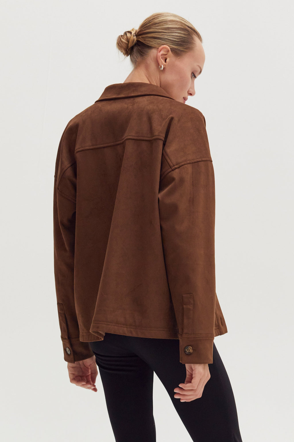 Chemisier-veste boutonnée en faux suède avec poches plaquées