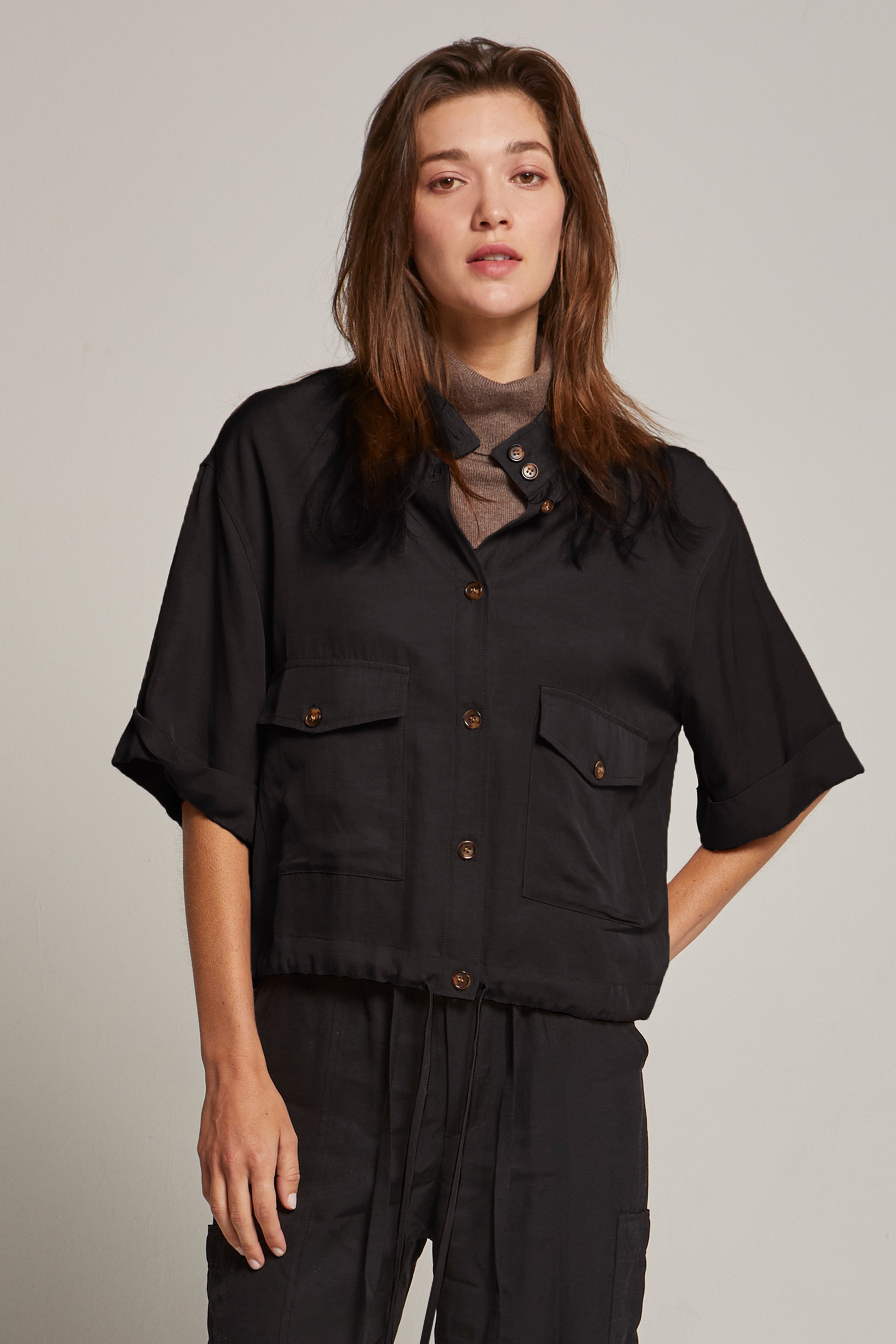 Veste utilitaire légère à manches courtes, boutonnée sur le devant, avec ourlet à cordon de serrage