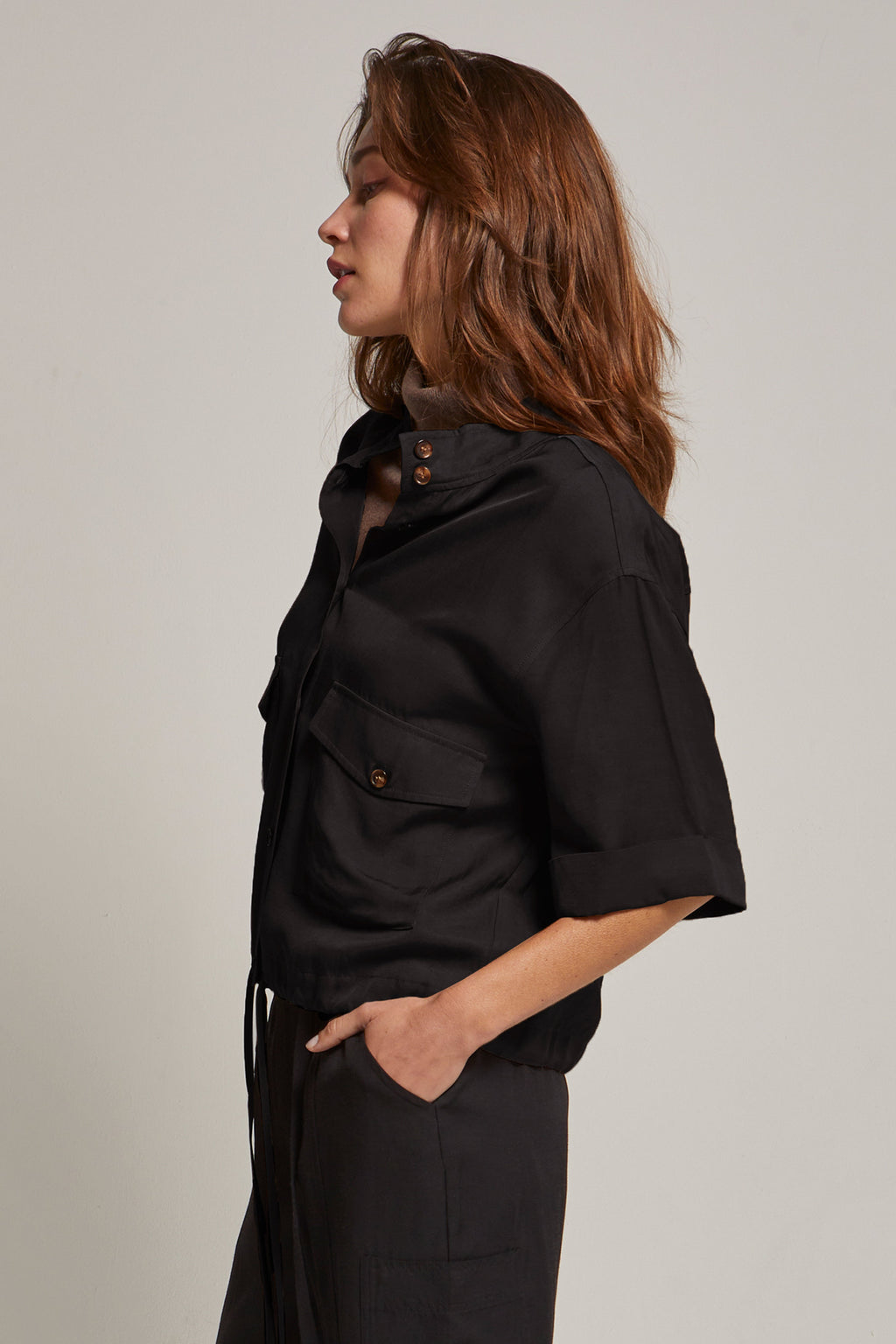 Veste utilitaire légère à manches courtes, boutonnée sur le devant, avec ourlet à cordon de serrage