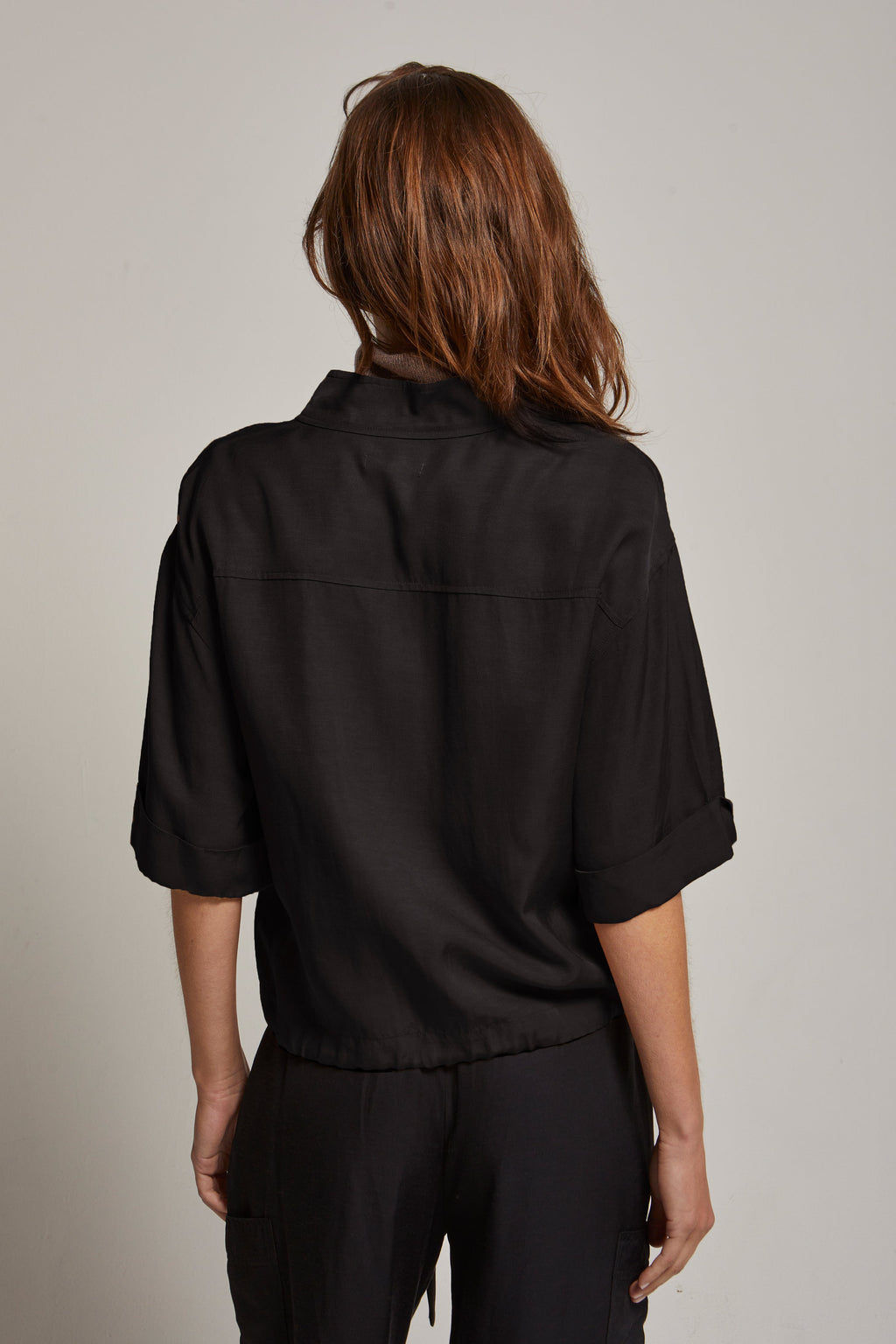 Veste utilitaire légère à manches courtes, boutonnée sur le devant, avec ourlet à cordon de serrage