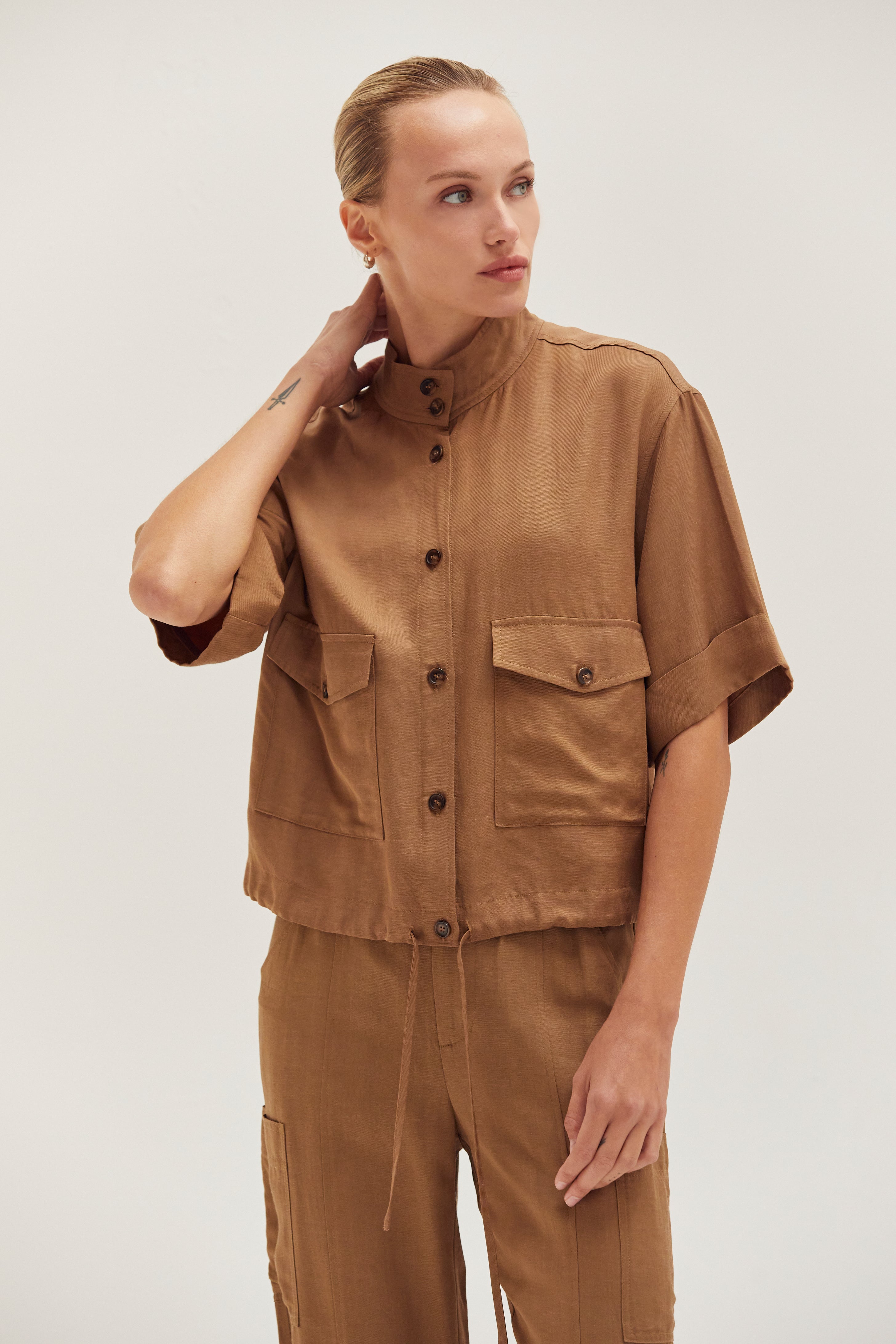 Veste utilitaire légère à manches courtes, boutonnée sur le devant, avec ourlet à cordon de serrage