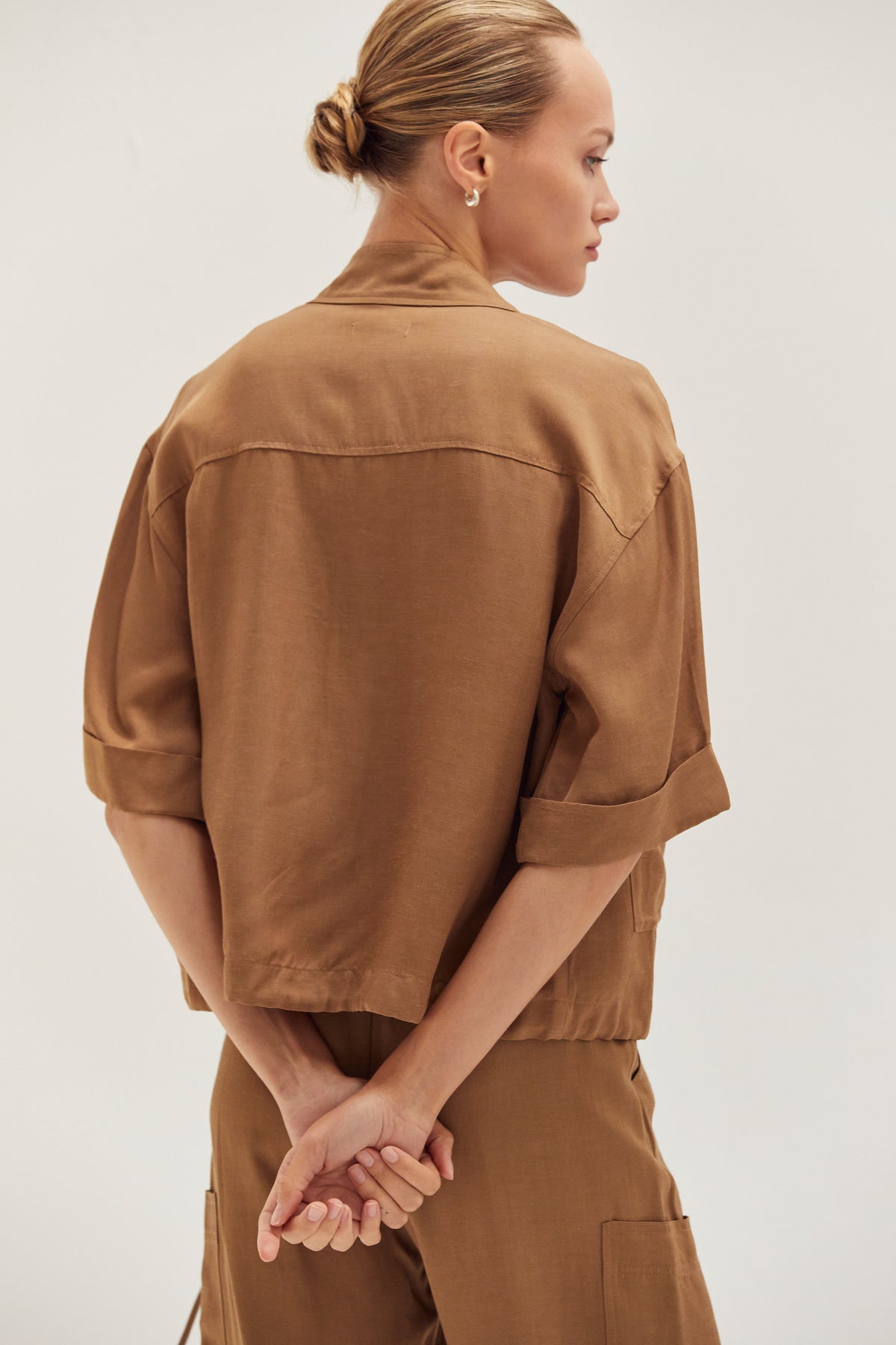 Veste utilitaire légère à manches courtes, boutonnée sur le devant, avec ourlet à cordon de serrage