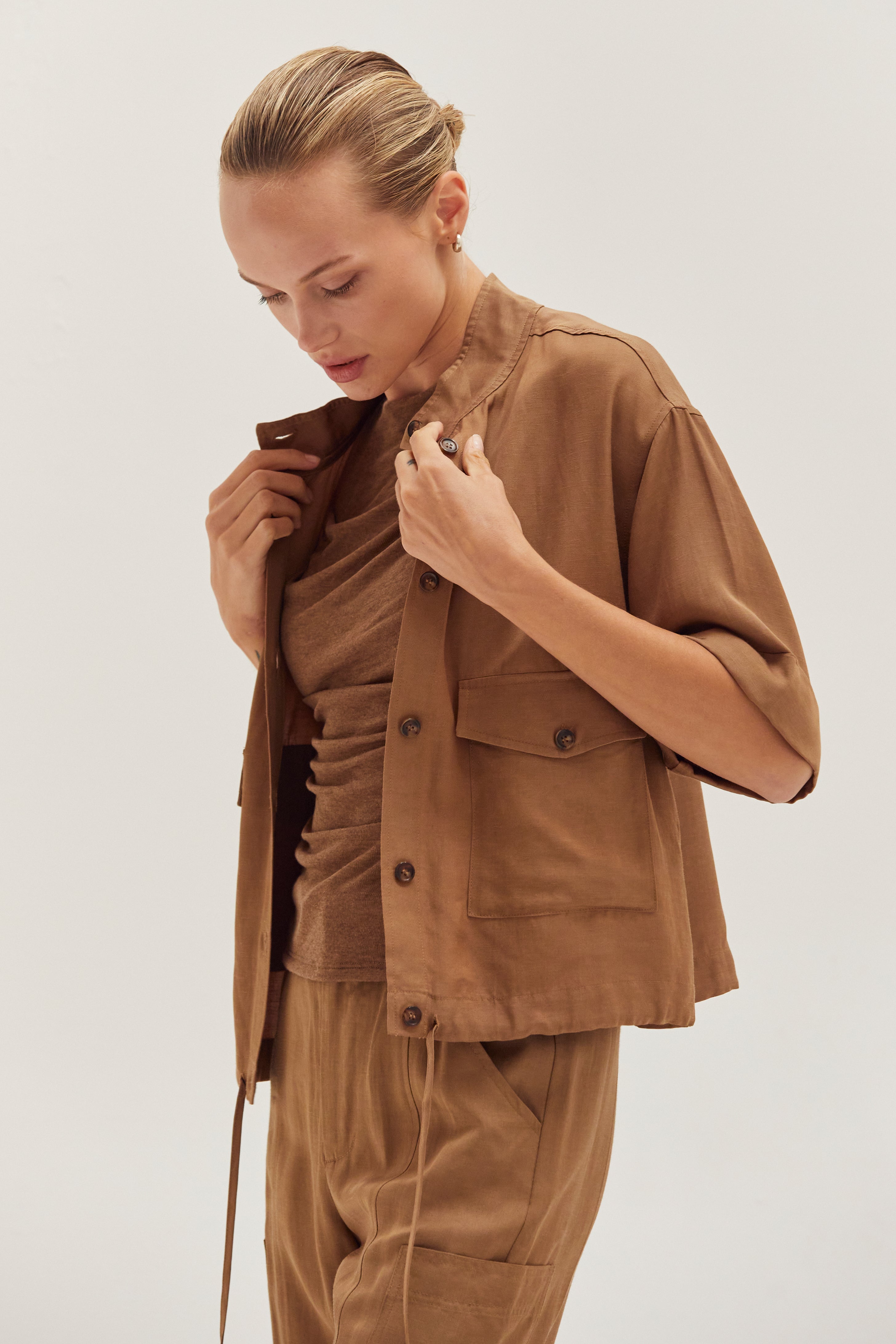 Veste utilitaire légère à manches courtes, boutonnée sur le devant, avec ourlet à cordon de serrage