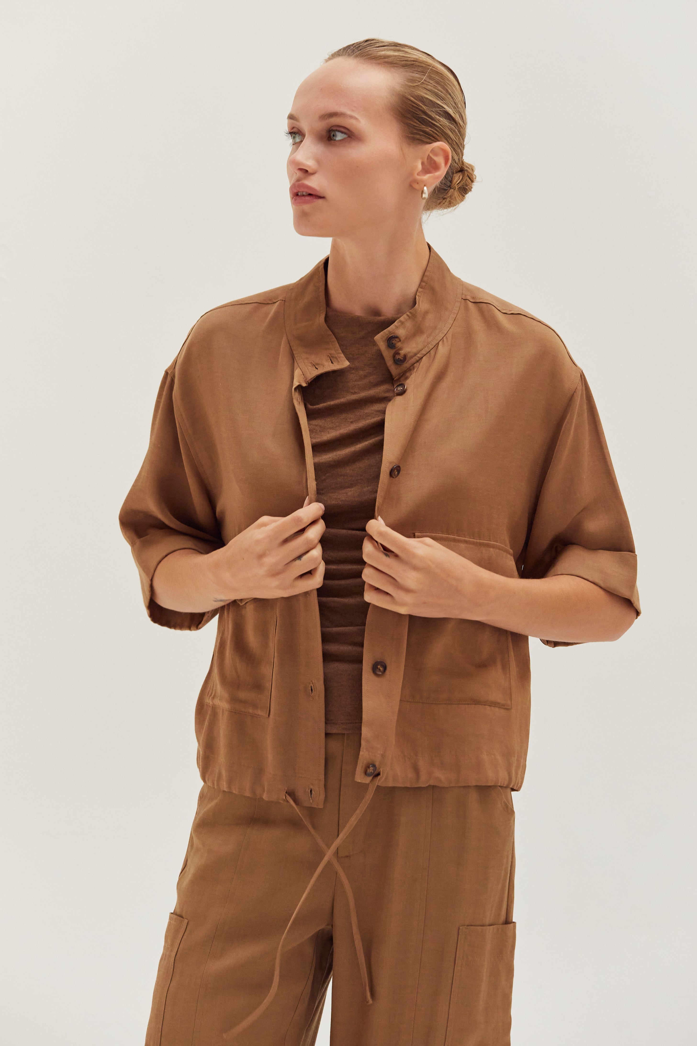 Veste utilitaire légère à manches courtes, boutonnée sur le devant, avec ourlet à cordon de serrage