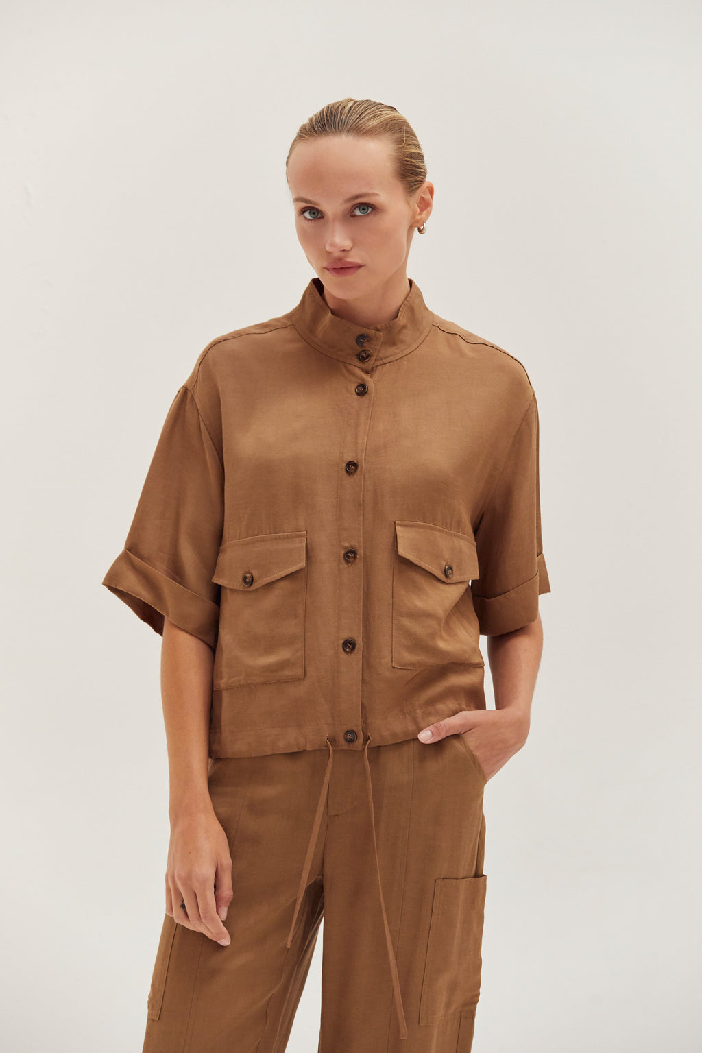 Veste utilitaire légère à manches courtes, boutonnée sur le devant, avec ourlet à cordon de serrage
