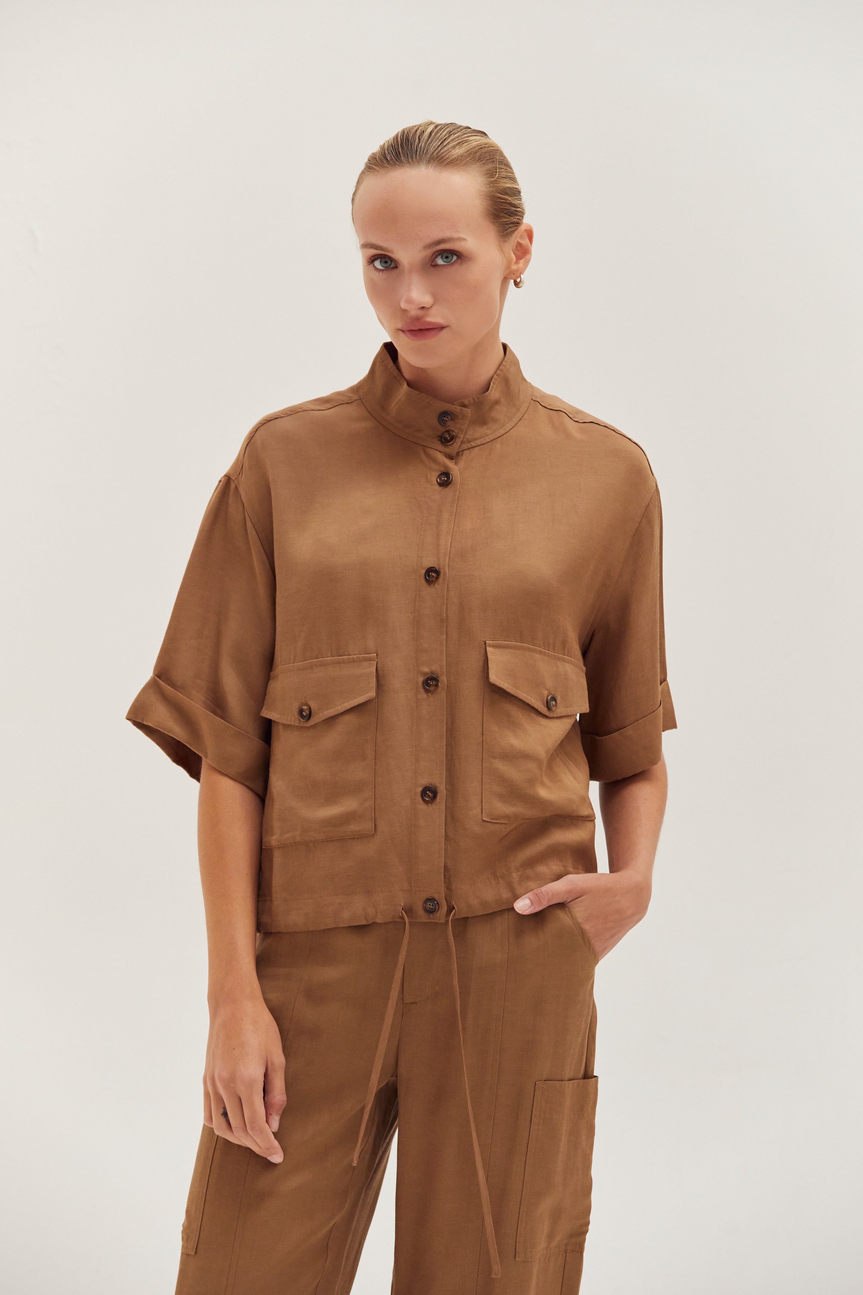 Veste utilitaire légère à manches courtes, boutonnée sur le devant, avec ourlet à cordon de serrage