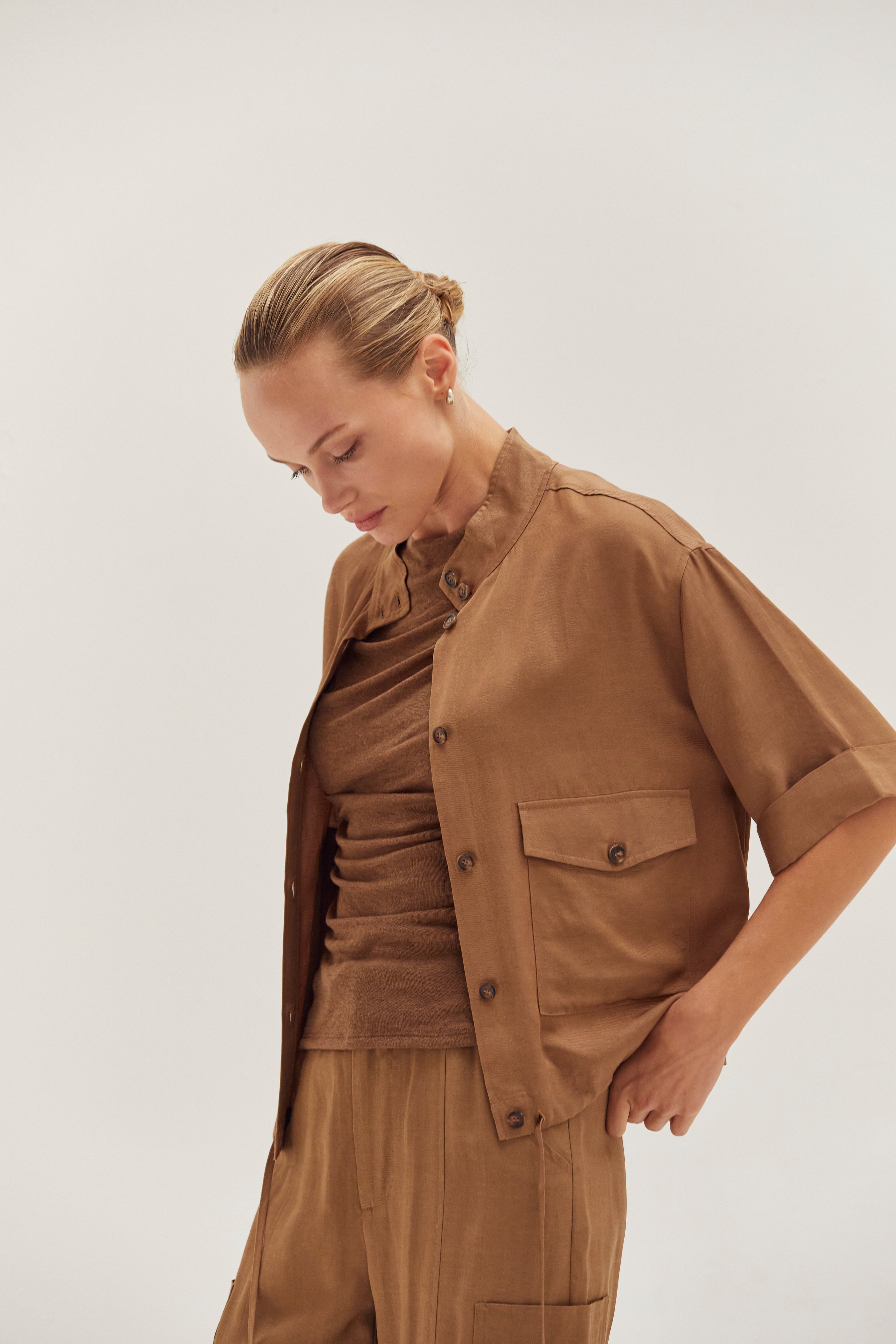 Veste utilitaire légère à manches courtes, boutonnée sur le devant, avec ourlet à cordon de serrage