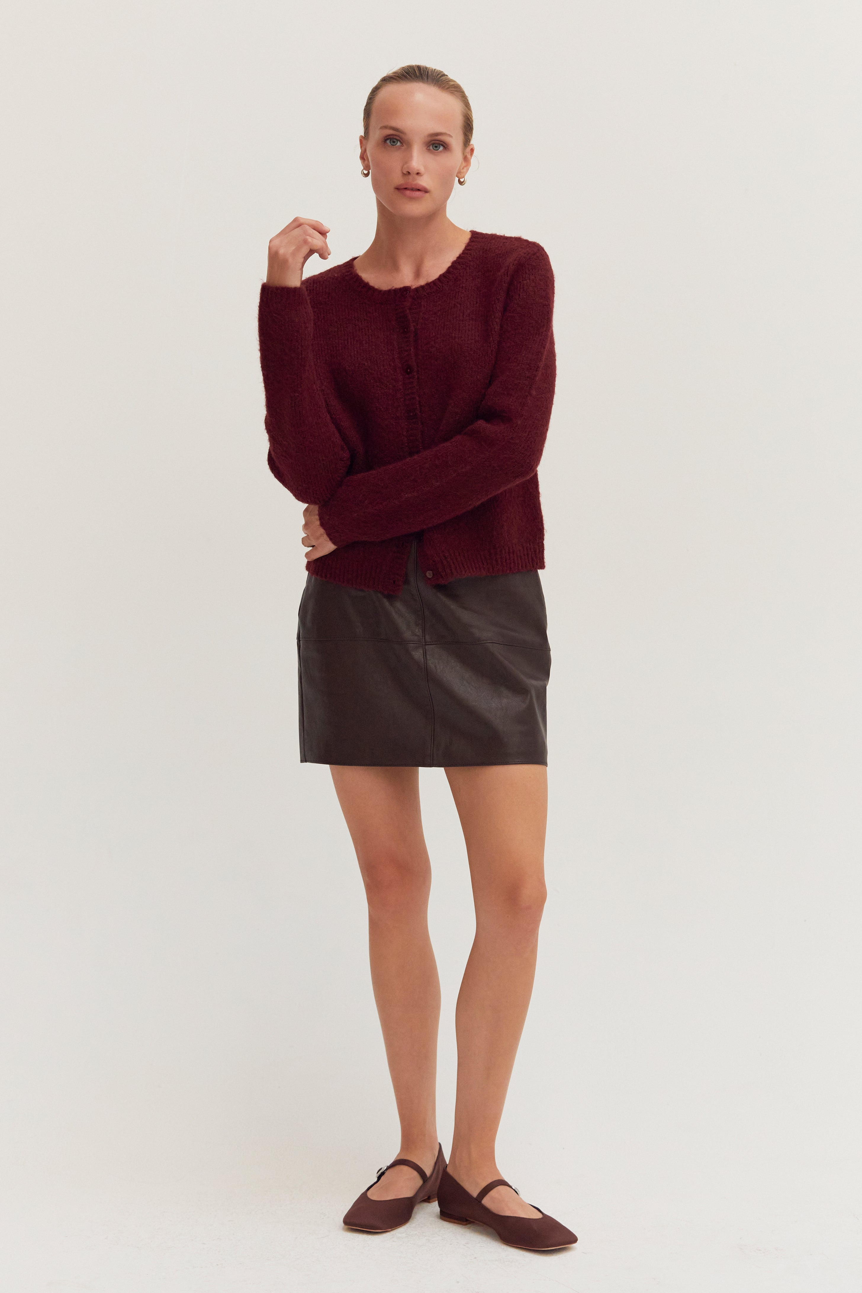 Gilet ras-du-cou en tricot côtelé boutonné en laine mélangée pour femme