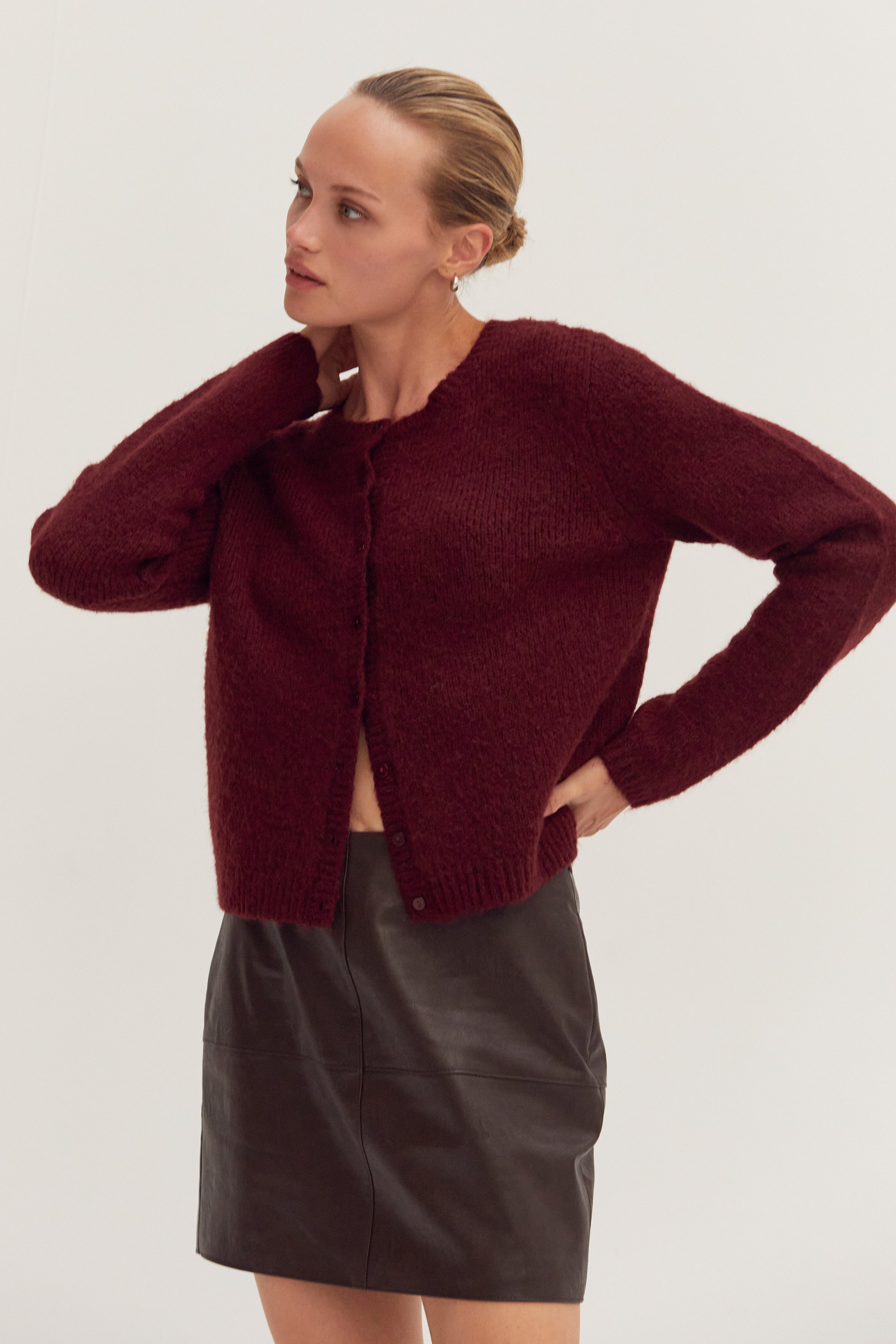 Gilet ras-du-cou en tricot côtelé boutonné en laine mélangée pour femme