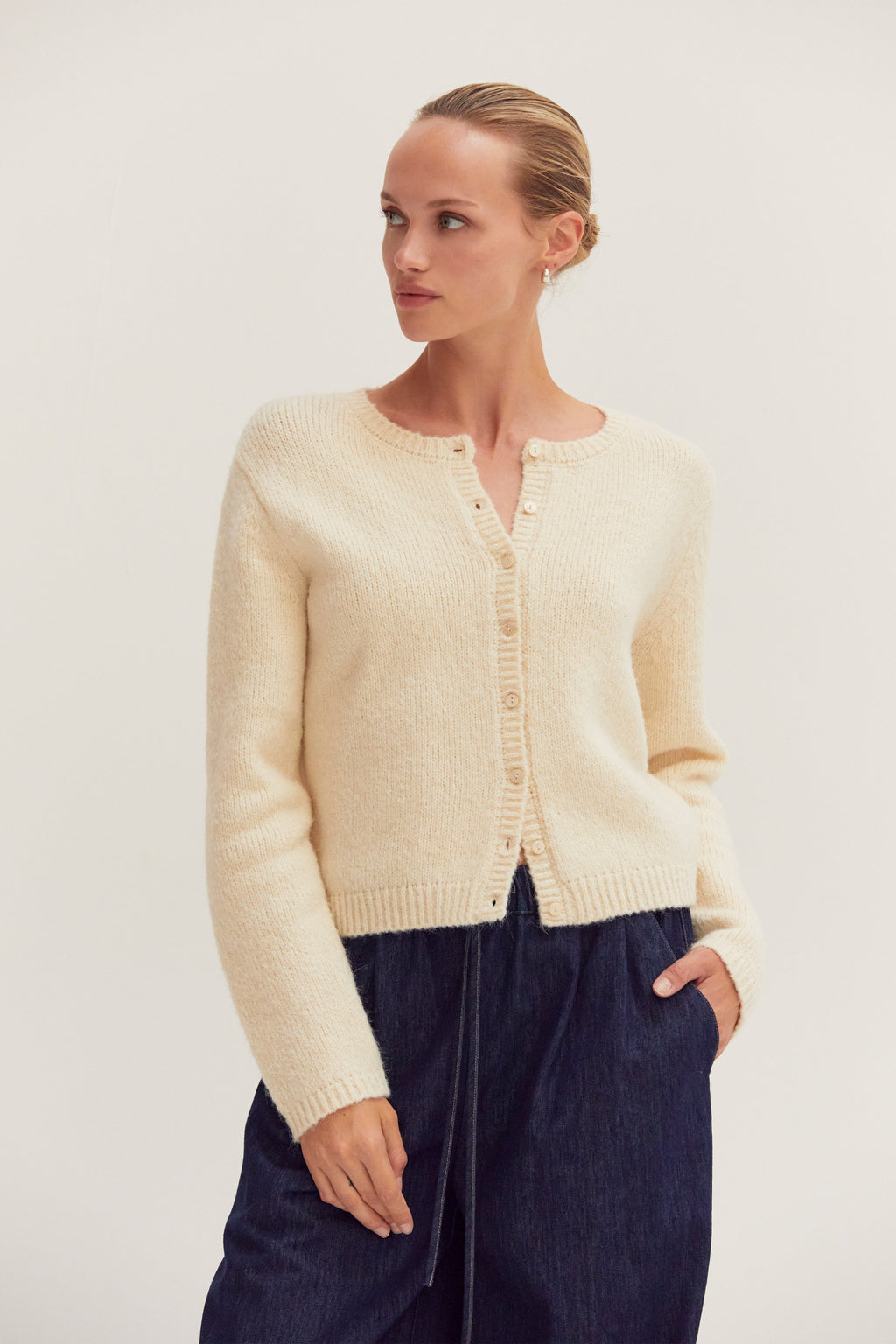 Gilet ras-du-cou en tricot côtelé boutonné en laine mélangée pour femme