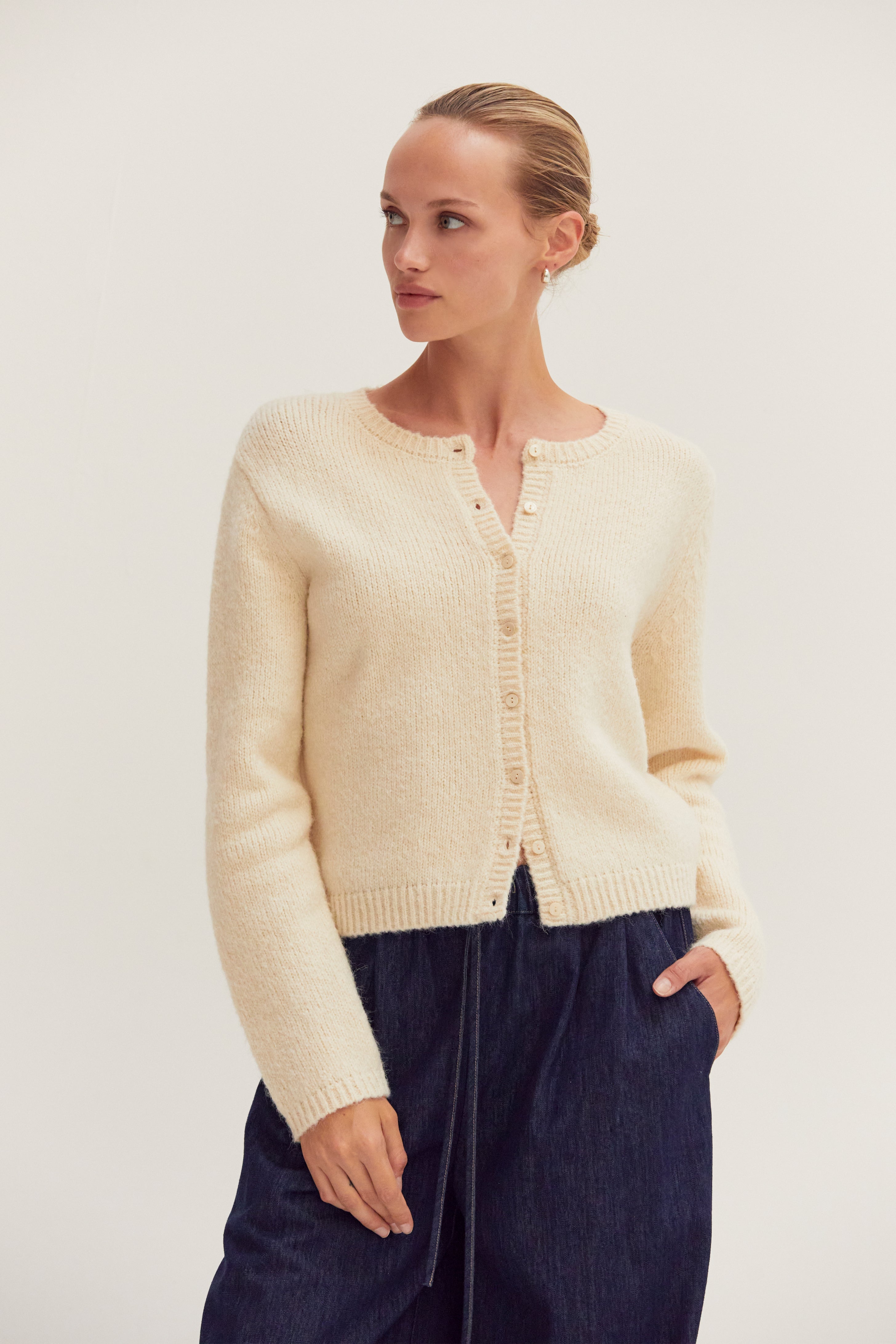 Gilet ras-du-cou en tricot côtelé boutonné en laine mélangée pour femme