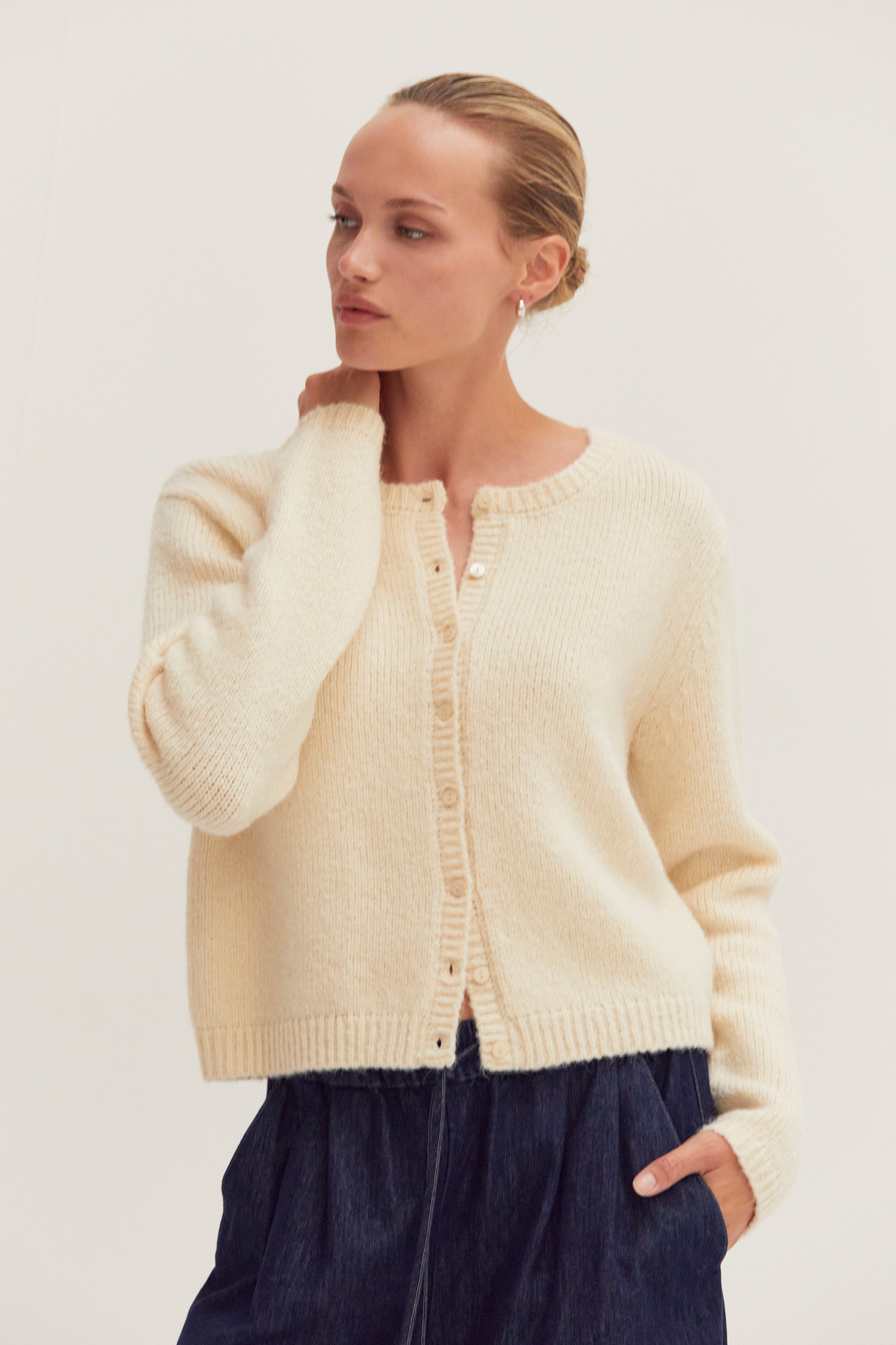 Gilet ras-du-cou en tricot côtelé boutonné en laine mélangée pour femme