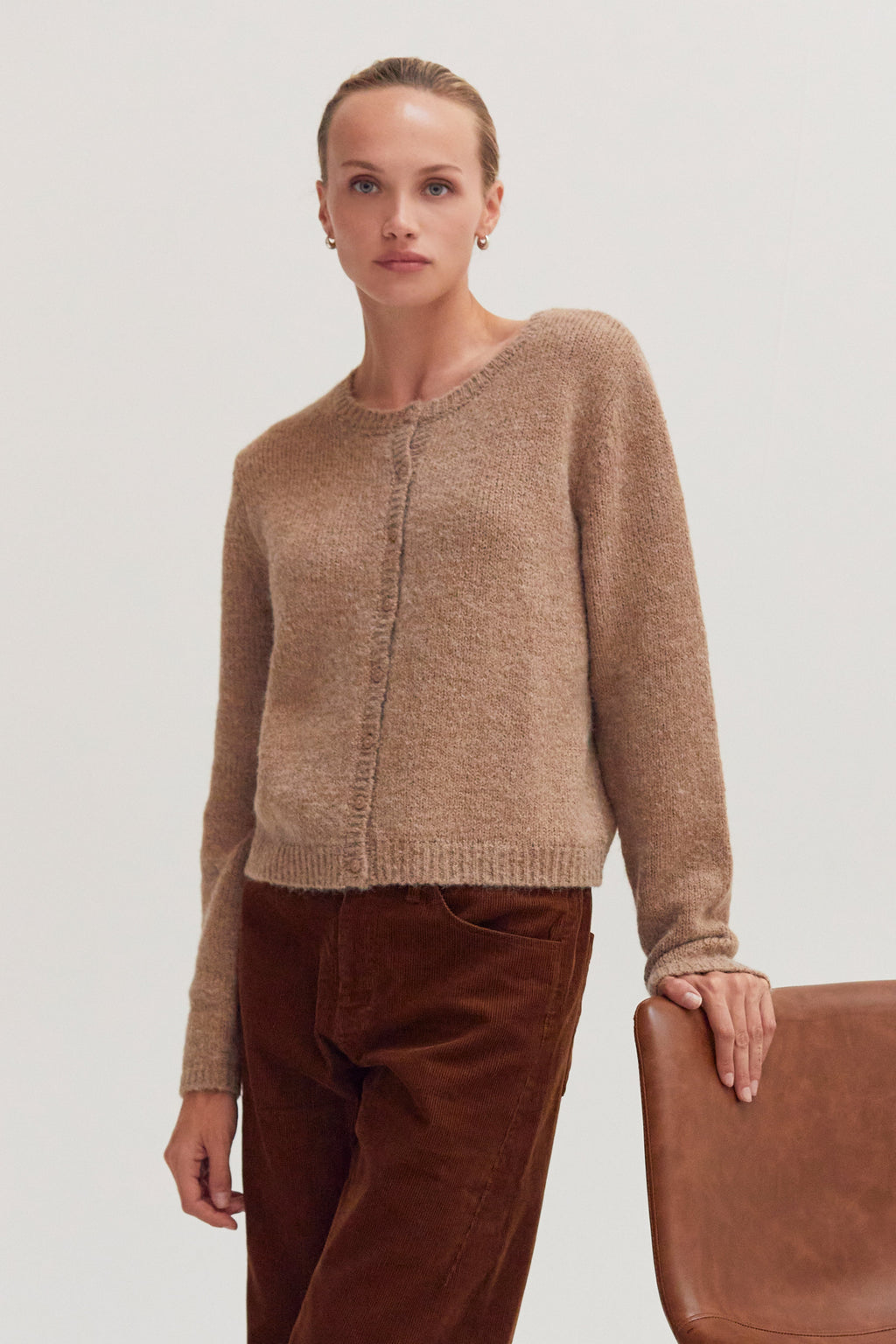Gilet ras-du-cou en tricot côtelé boutonné en laine mélangée pour femme