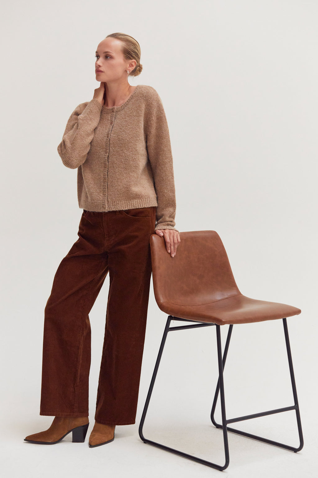 Gilet ras-du-cou en tricot côtelé boutonné en laine mélangée pour femme