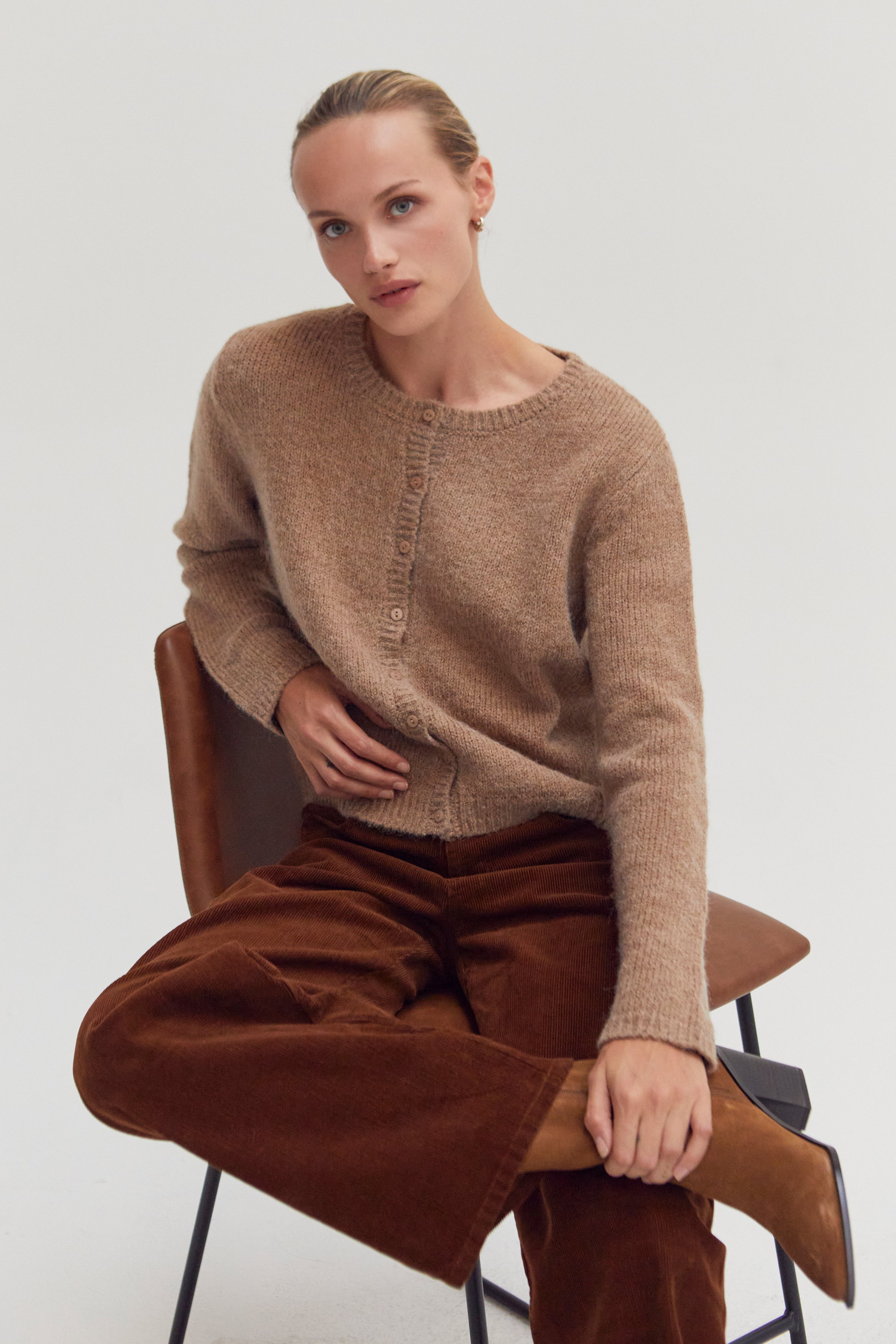 Gilet ras-du-cou en tricot côtelé boutonné en laine mélangée pour femme