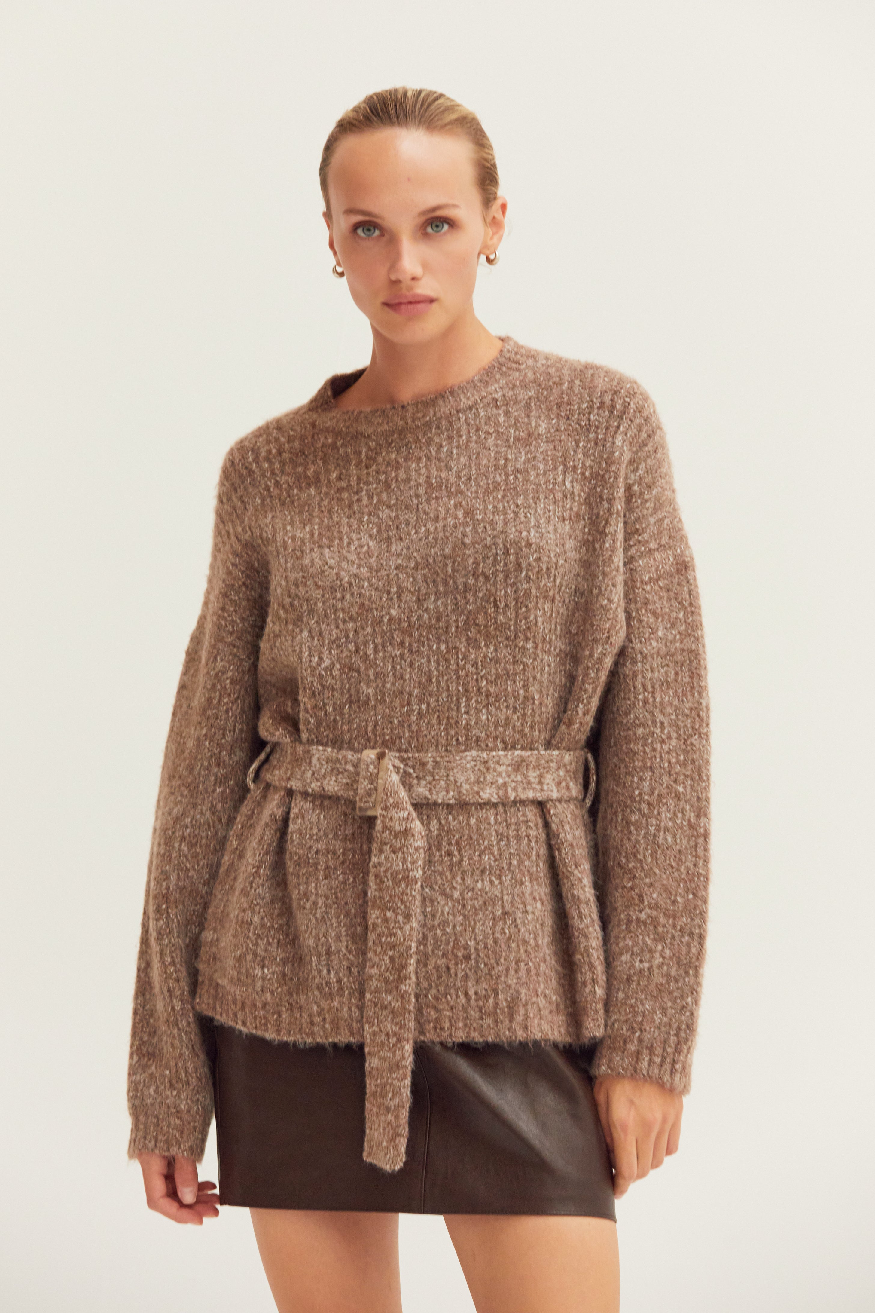 Pull tunique ceinturé avec épaules tombantes et ceinture ajustable à la taille