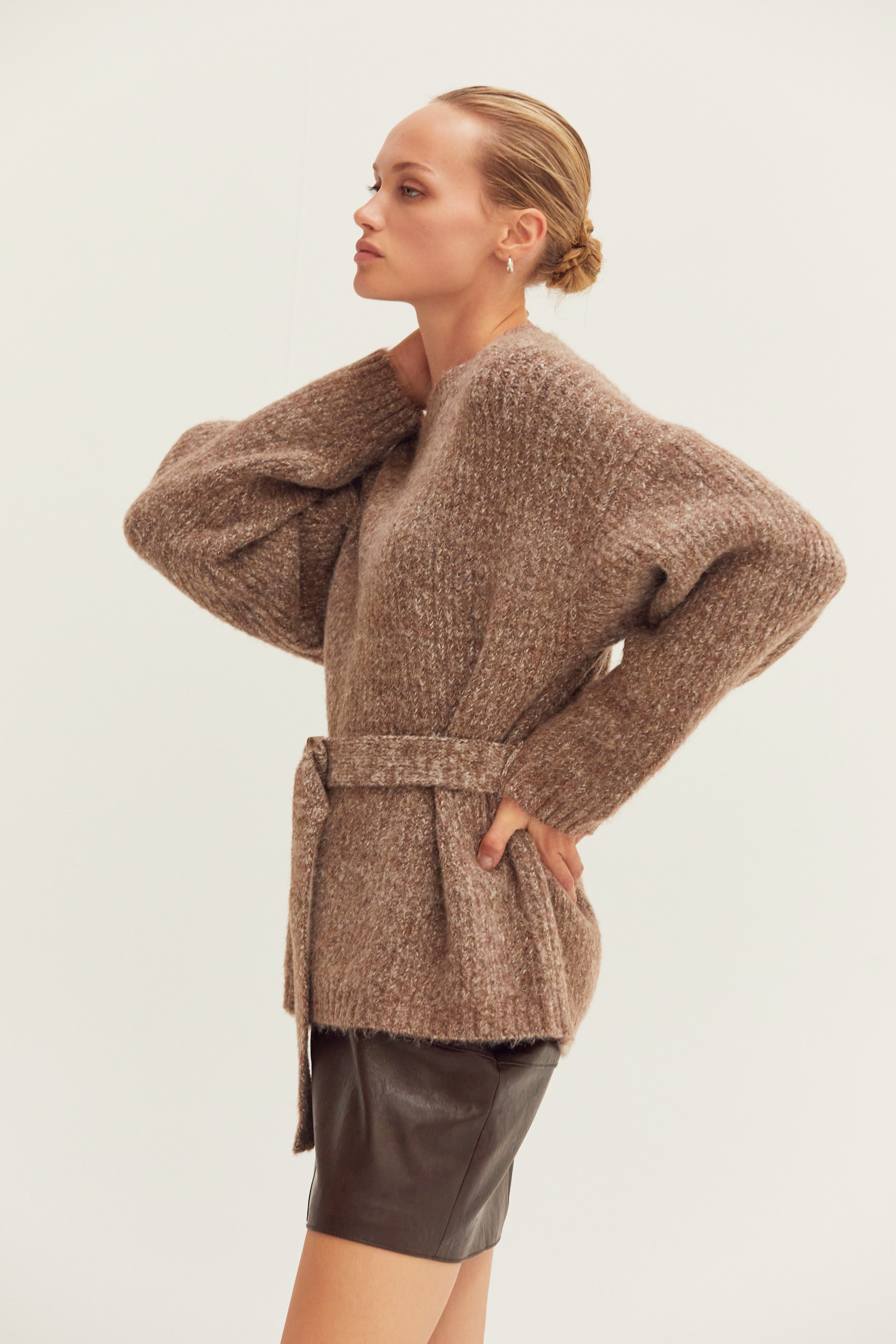 Pull tunique ceinturé avec épaules tombantes et ceinture ajustable à la taille