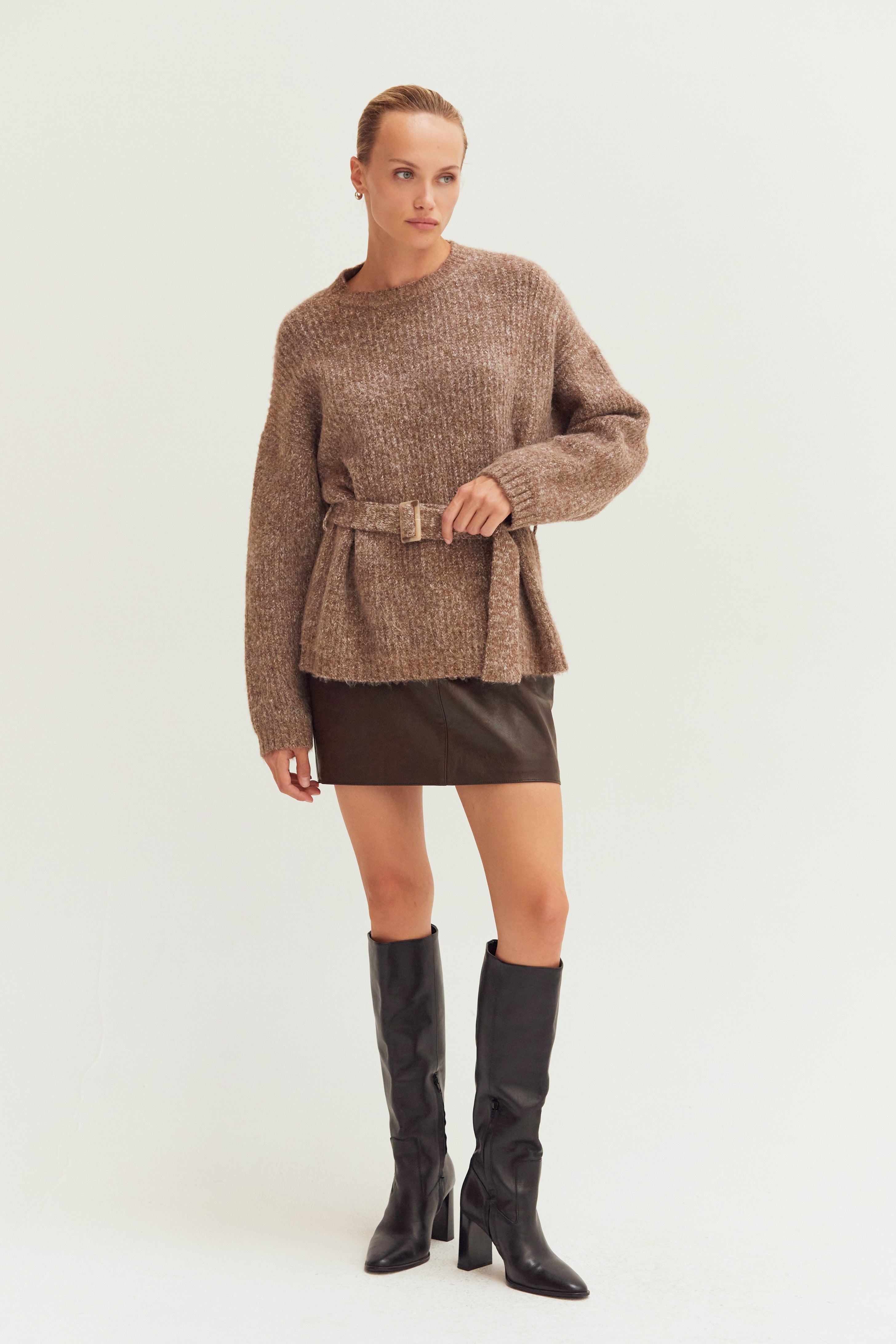 Pull tunique ceinturé avec épaules tombantes et ceinture ajustable à la taille