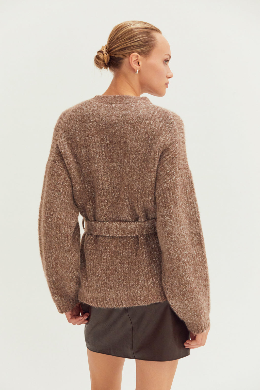 Pull tunique ceinturé avec épaules tombantes et ceinture ajustable à la taille